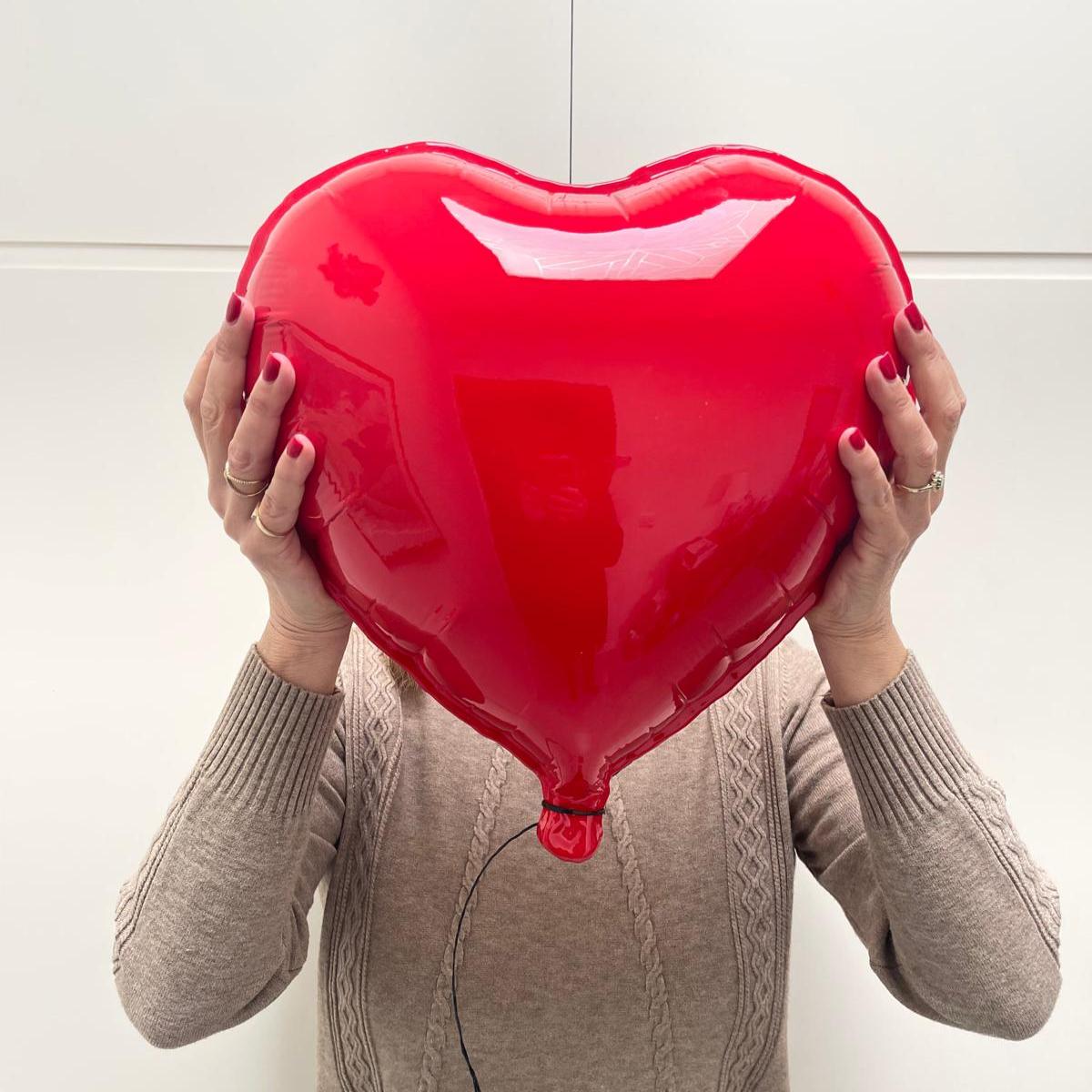 Presentamos una impresionante escultura de globo de corazón rojo a gran escala que transforma cualquier espacio en una galería de amor y lujo. Elaborada con precisión y pasión, esta pieza de edición limitada supera los límites del arte cerámico: su