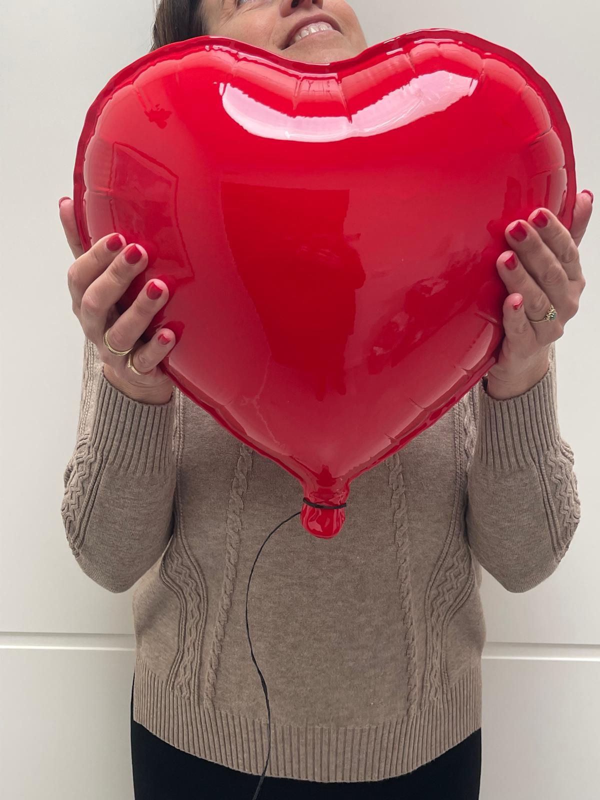 Escultura de cerámica brillante Corazón de globo, Pop Art arte de pared contemporáneo rosa - Figurative Sculpture Gris de Reli Smith and Osnat Yaffe Zimmerman
