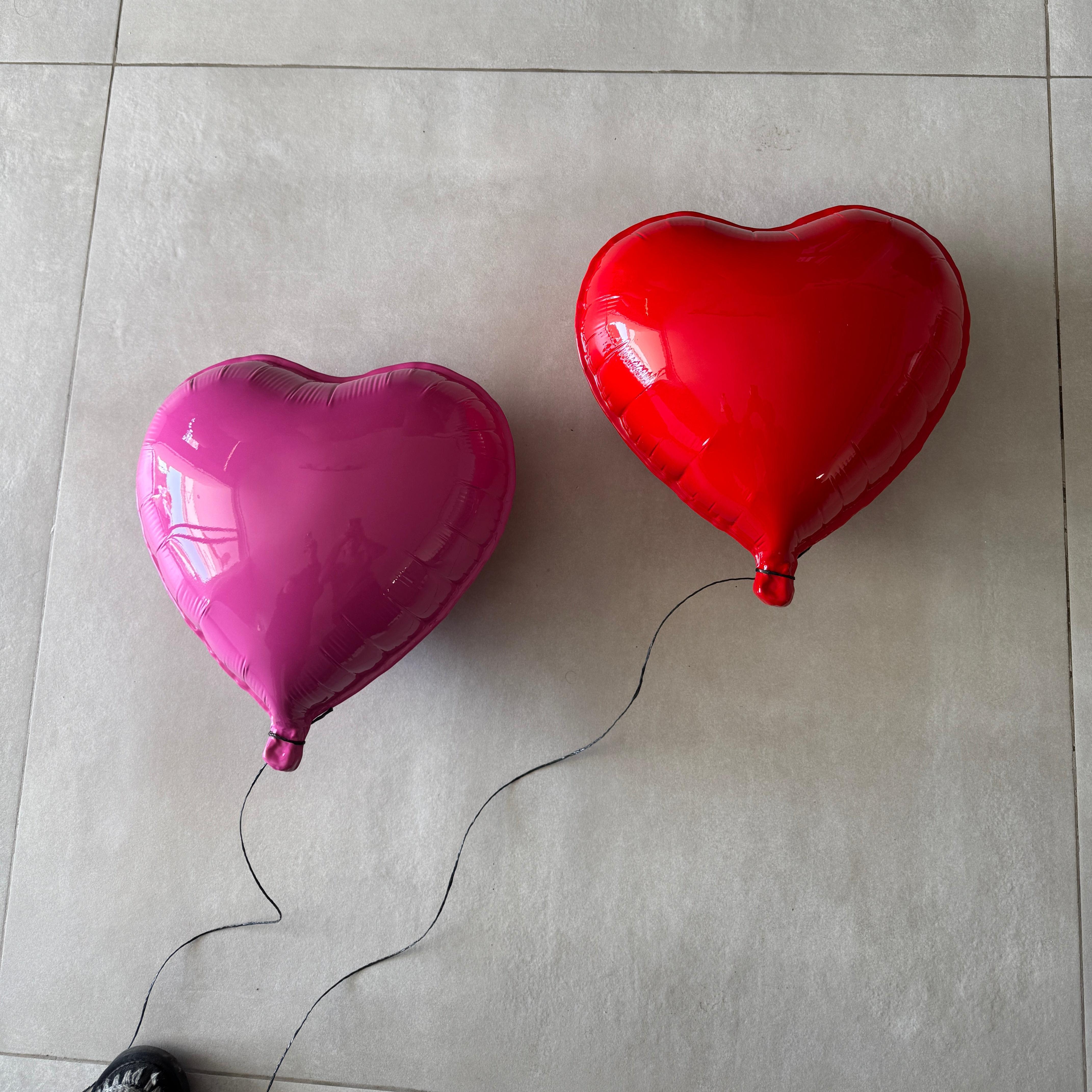 Escultura de cerámica brillante Corazón de globo, Pop Art arte de pared contemporáneo rosa - Sculpture Contemporáneo de Reli Smith and Osnat Yaffe Zimmerman