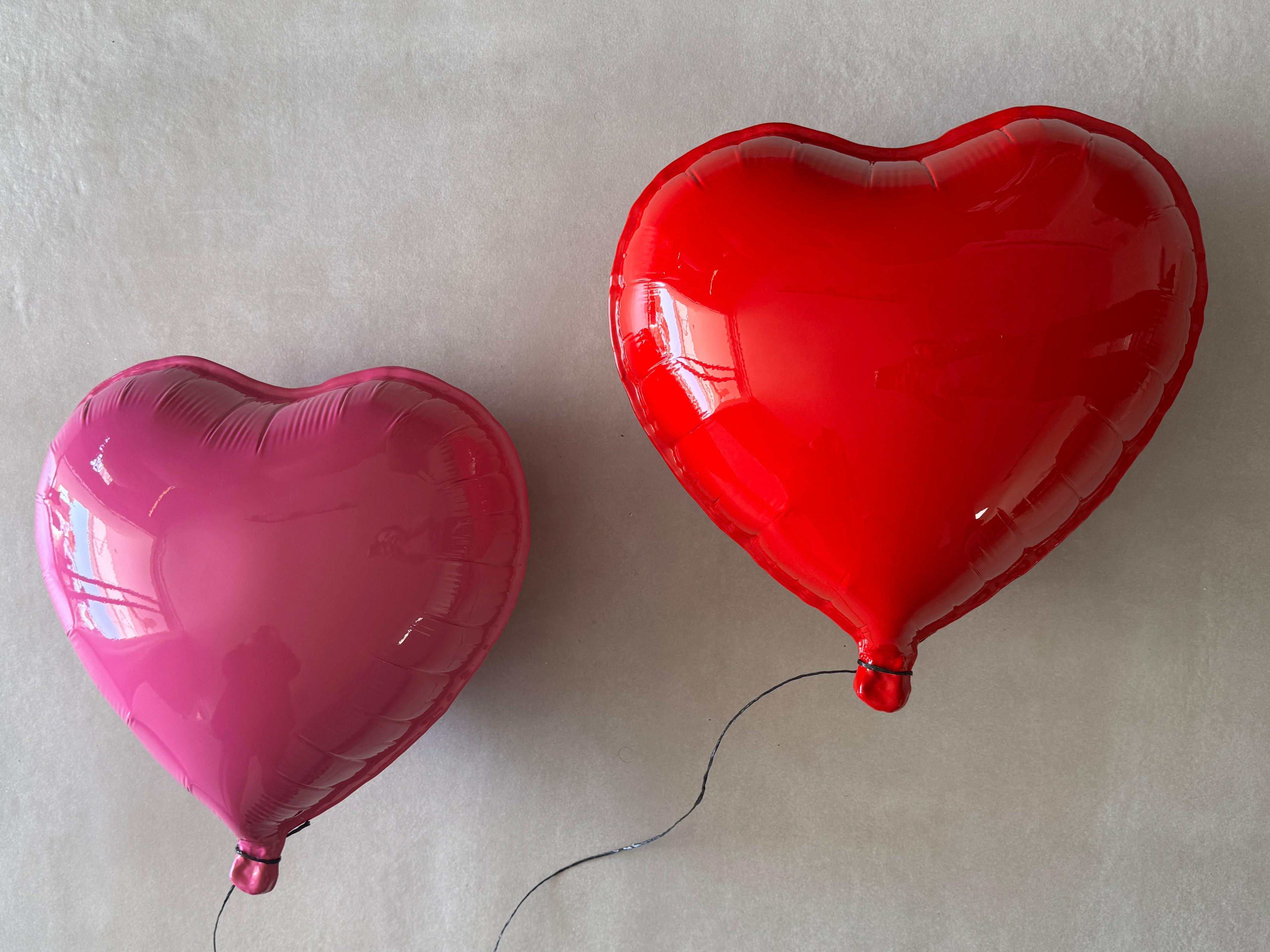 Escultura de cerámica brillante Corazón de globo, Pop Art arte de pared contemporáneo rosa en venta 3