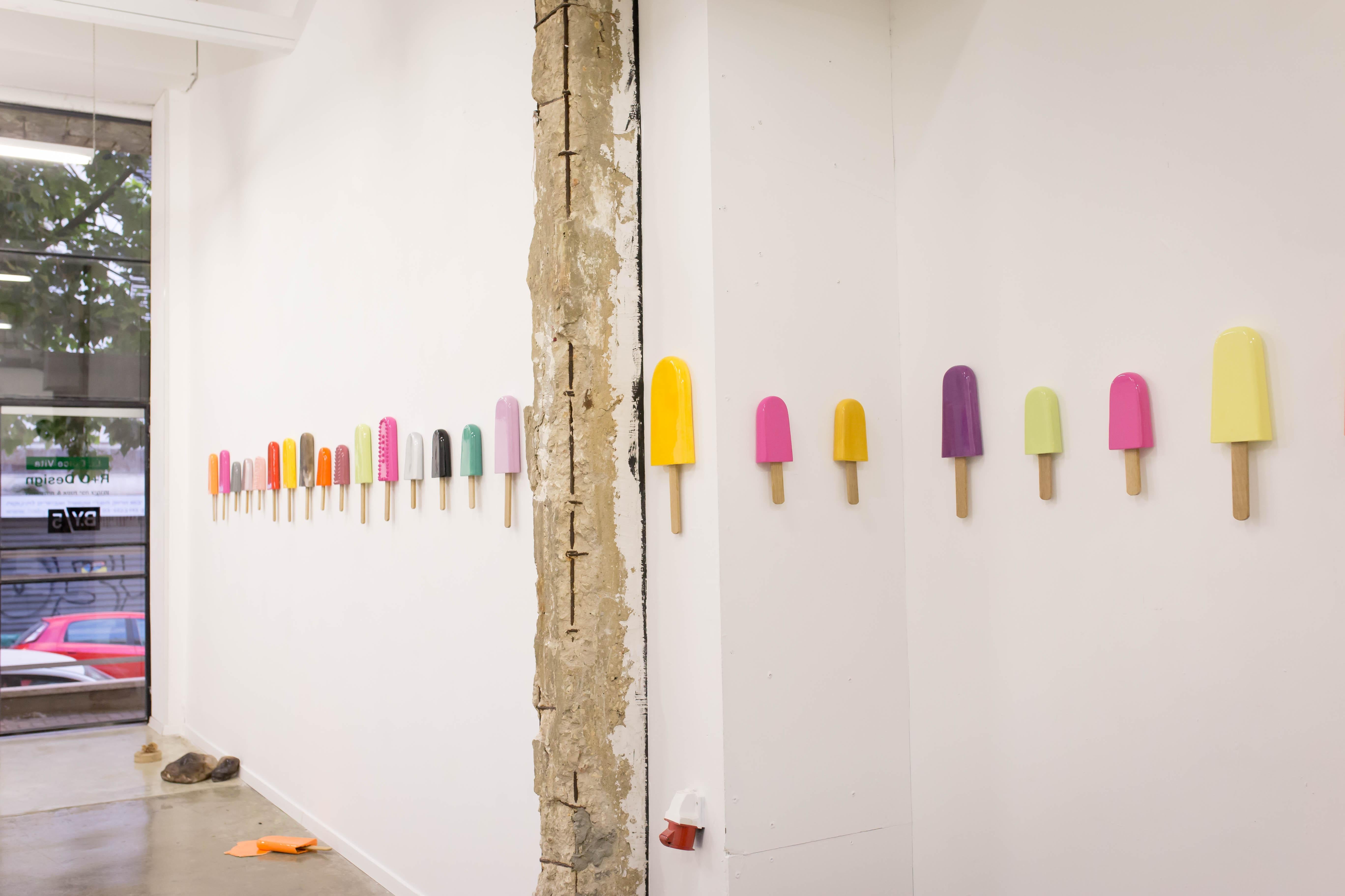 Céramique or rose popsicle - Gris Abstract Sculpture par Reli Smith and Osnat Yaffe Zimmerman