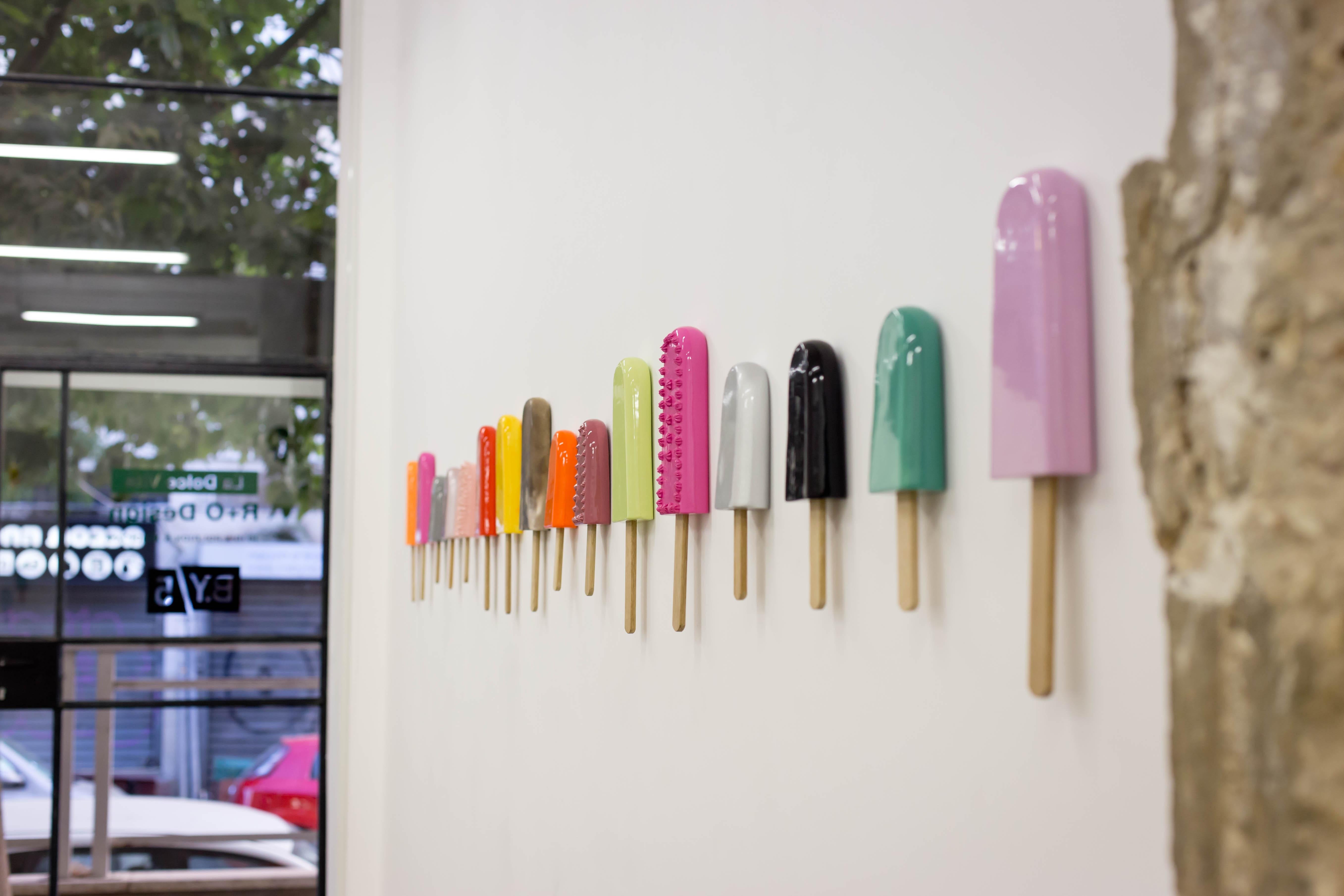Reli Smith and Osnat Yaffe Zimmerman Abstract Sculpture – Set von 2 glänzenden Keramik-Popsicles-Wandbehangshaltern. wählen Sie Ihre Farbe