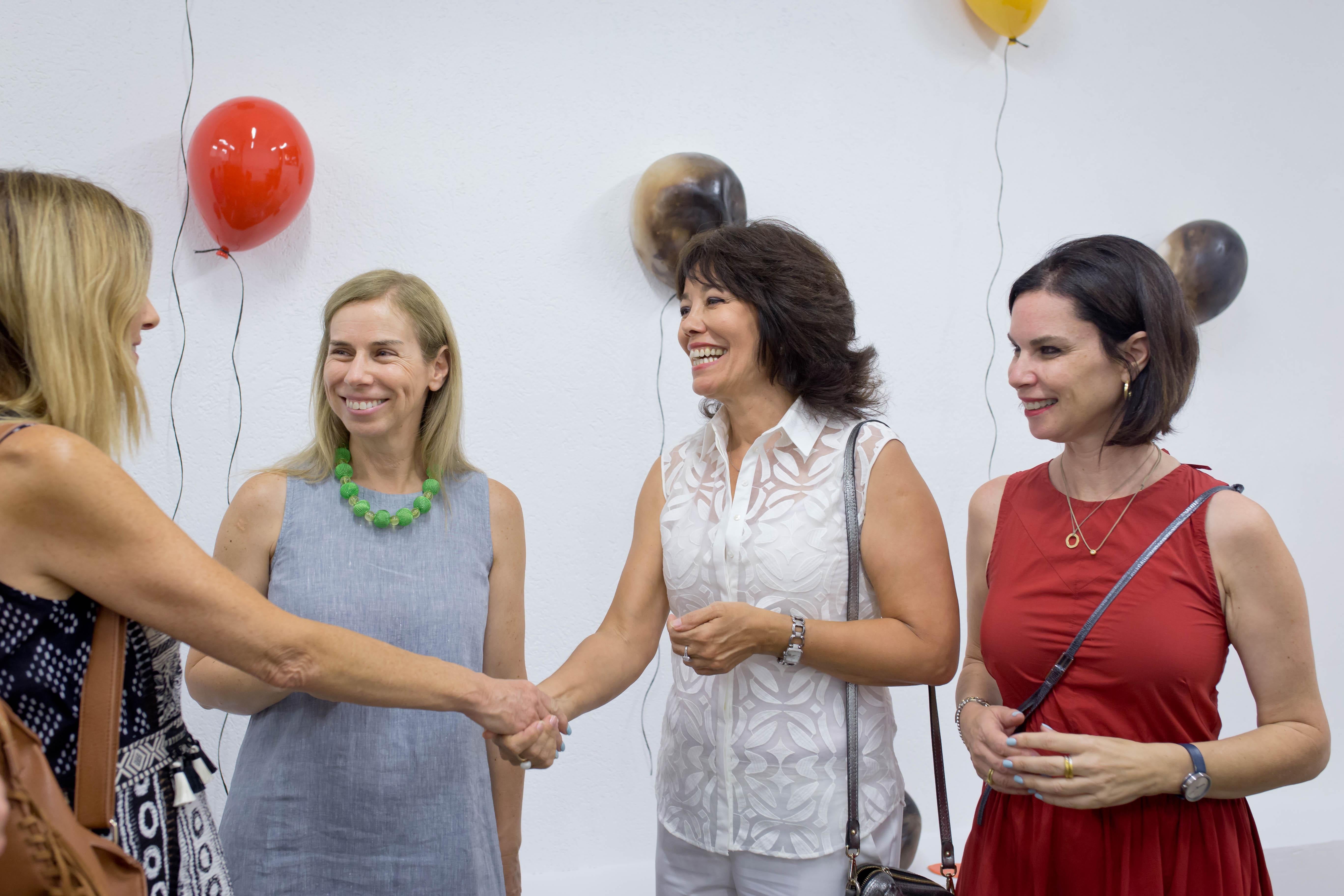 Ensemble de 3 ballons en céramique brillante.  - Brese de mer blanche, rose clair et grise en vente 1