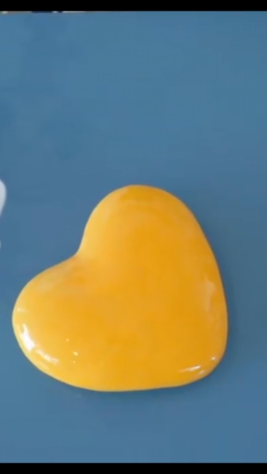 Sculpture de cœur en céramique jaune