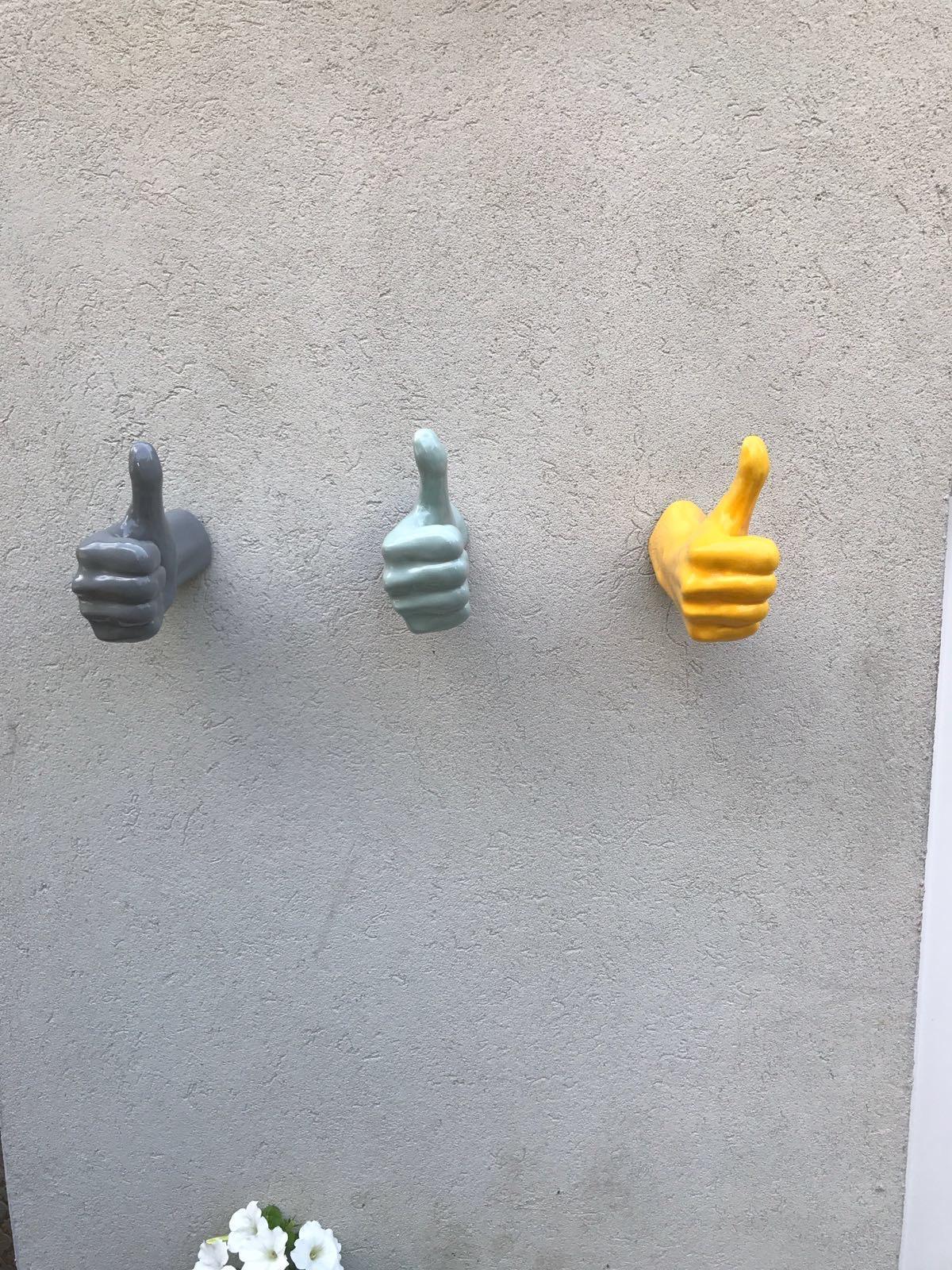 Up&Up en céramique jaune pour mur ou plafond - Gris Figurative Sculpture par Reli Smith and Osnat Yaffe Zimmerman