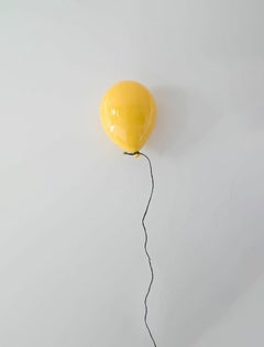 Sculpture de ballon en céramique jaune et brillante faite à la main pour un mur ou une installation au plafond