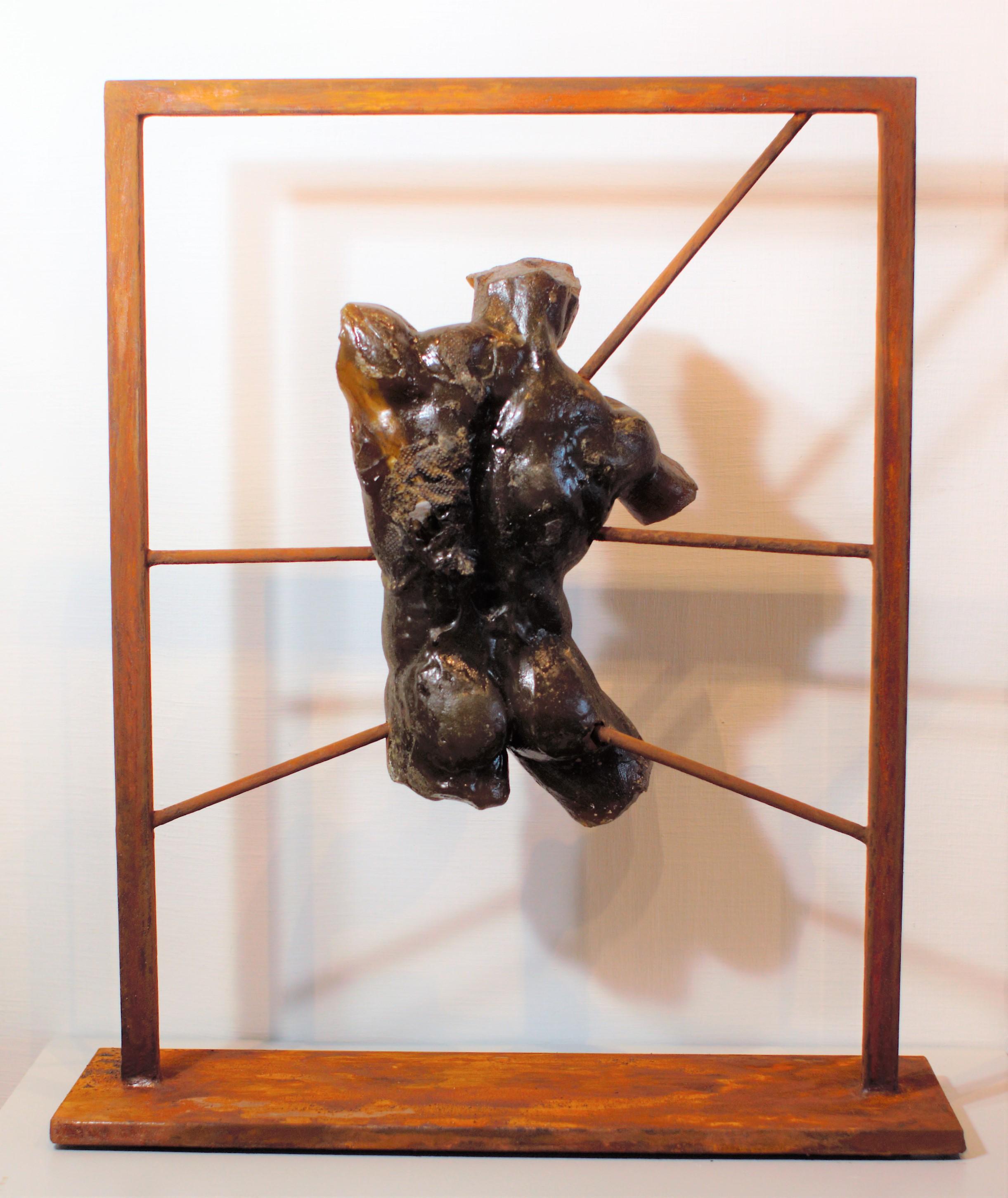 Américain Relique, fragment de torse nu masculin classique en résine ambrée de Dean Kugler en vente