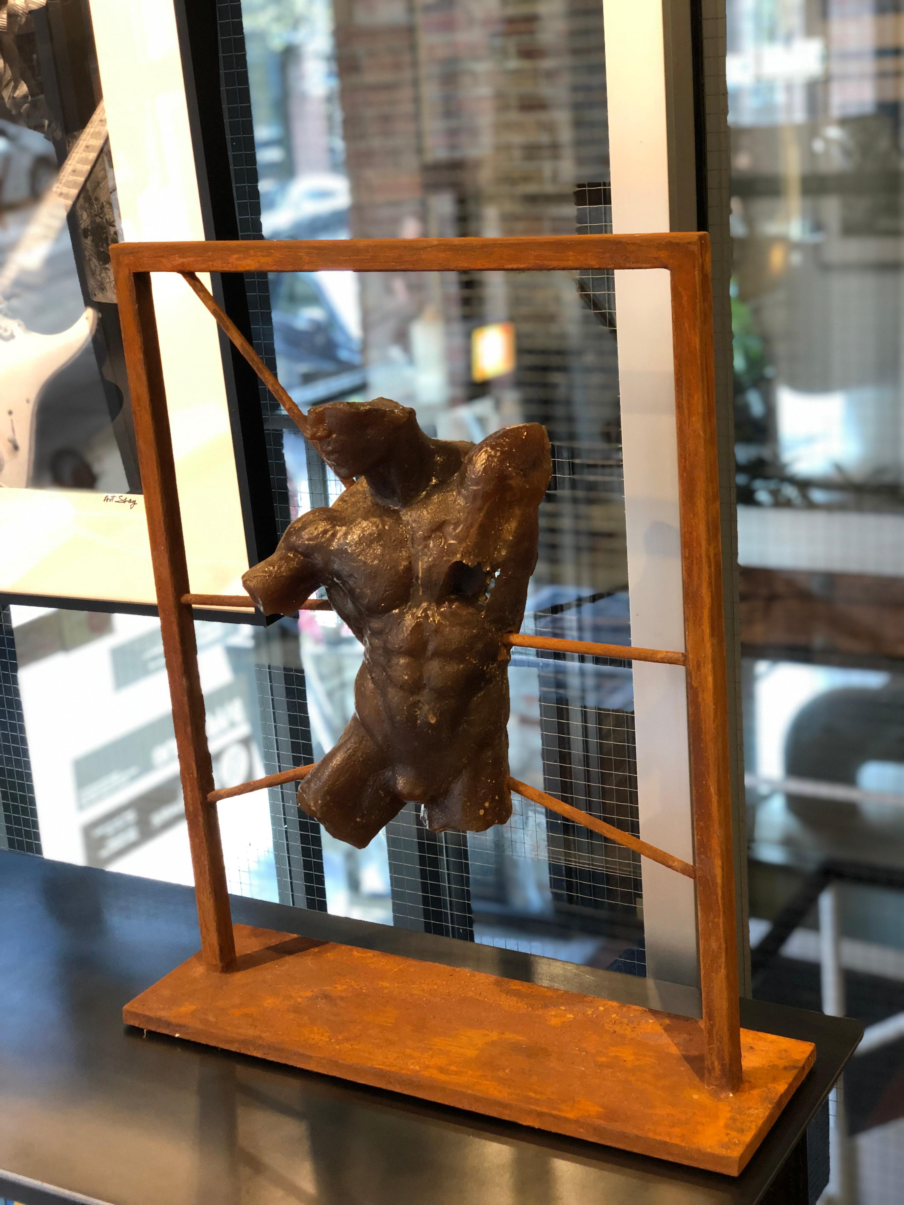 Relique, fragment de torse nu masculin classique en résine ambrée de Dean Kugler Neuf - En vente à Chicago, IL