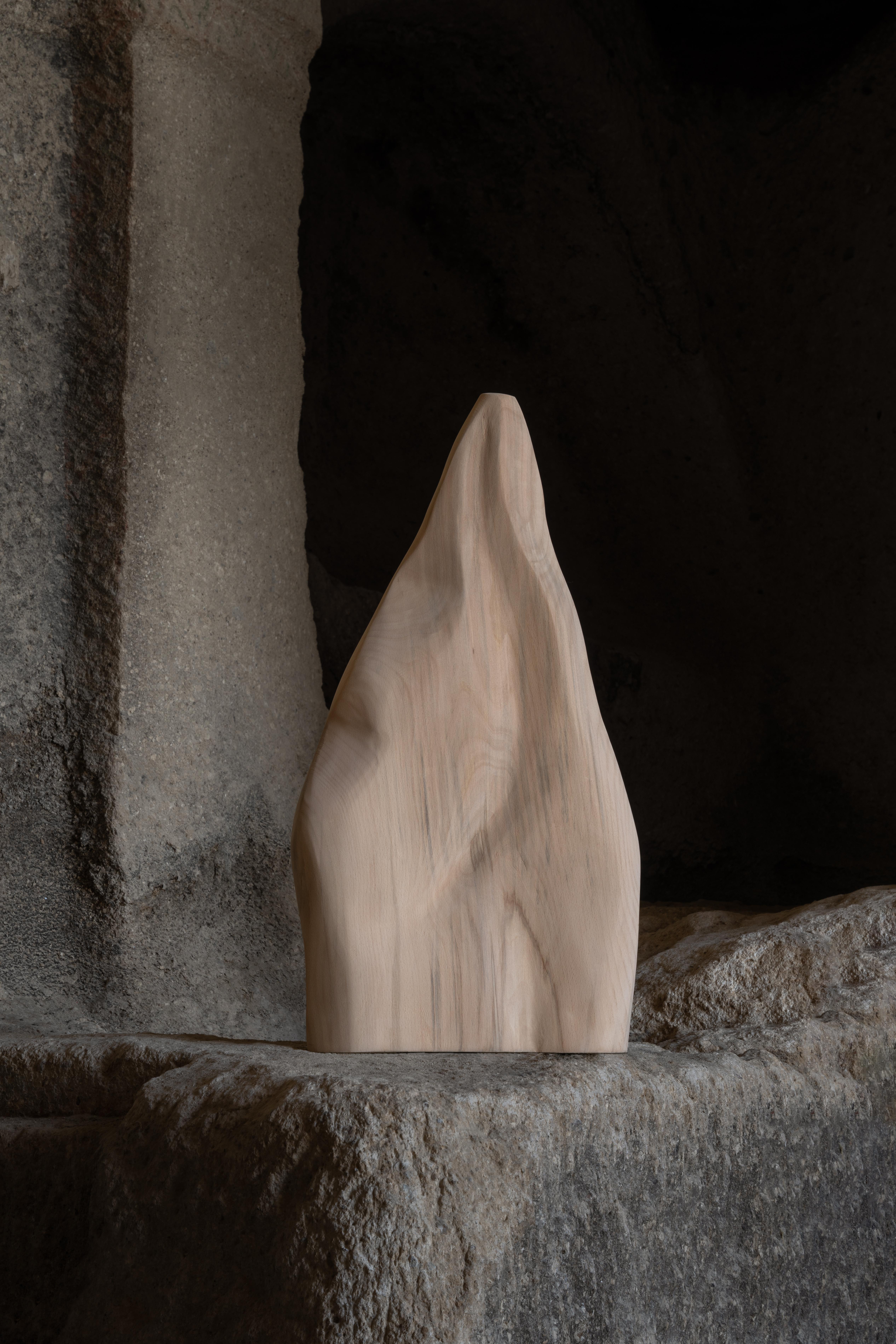 Vaso di cenere a rilievo 01 di Studio A
Edizione limitata di 8 esemplari
Dimensioni: D 8 x L 37 x H 65 cm
Materiali: Legno massiccio di frassino.

Scolpito a mano, il vaso Relief 01 si ispira ai paesaggi di roccia vulcanica della Cappadocia, in