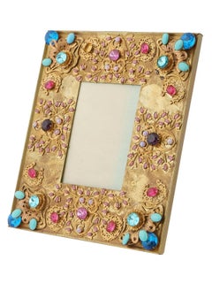 Cornice in ottone dorato con disegno a rilievo e scritta