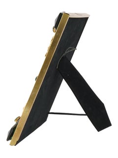 Cornice in ottone dorato con disegno a rilievo e scritta