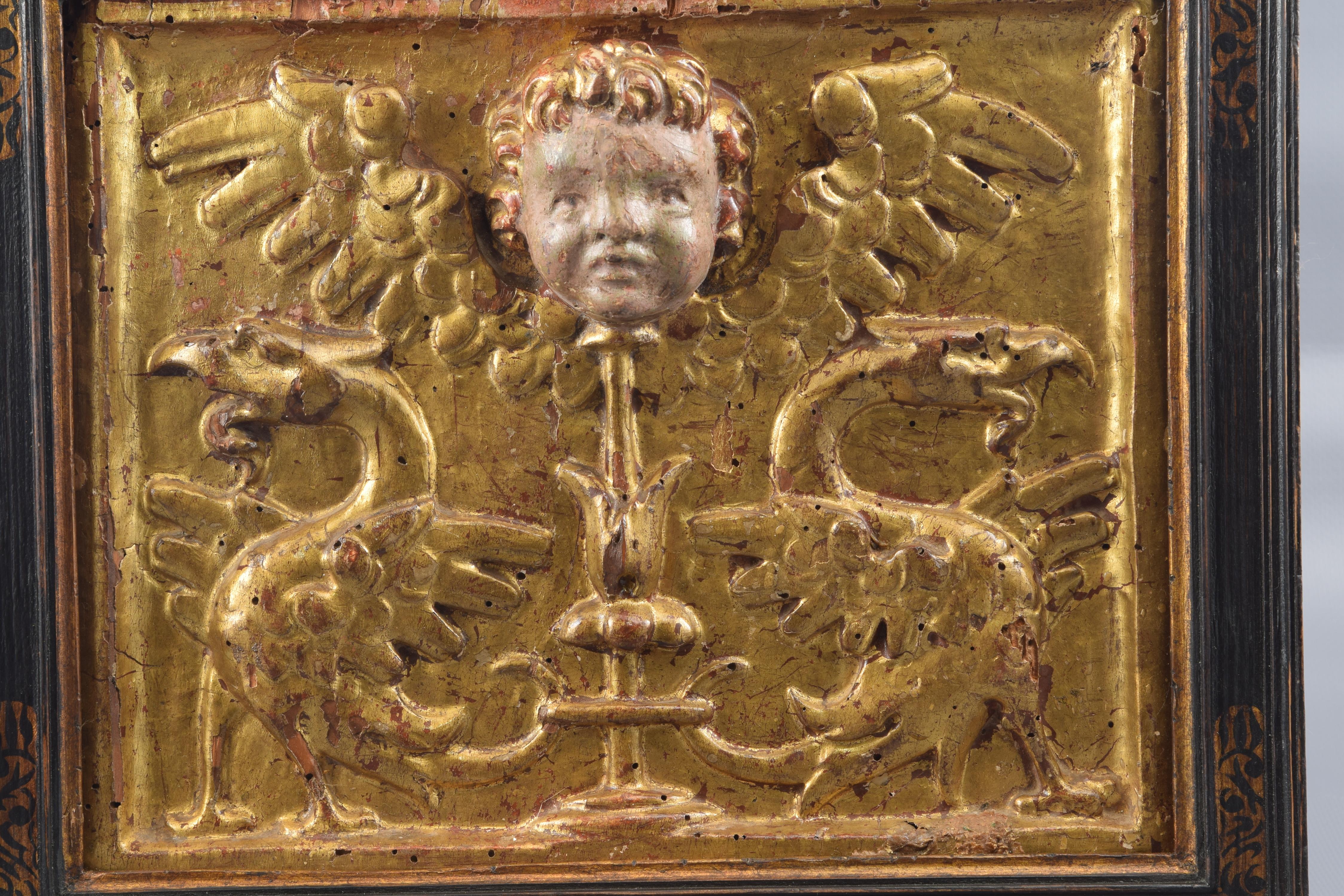 Erleichterung. Geschnitztes, polychromes und vergoldetes Holz, 16. Jahrhundert.
Leicht rechteckige Holzplatte mit einem Relief auf der Stirn verziert, durch Absenken der Art und Weise gemacht, so dass 