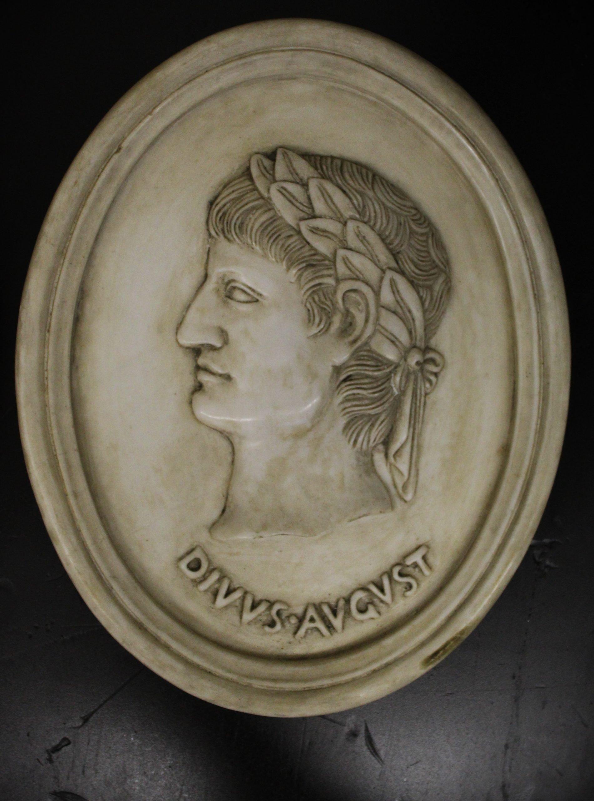 Relief, Bildhauerei, Kaiser Augustus und Galba (20. Jahrhundert) im Angebot