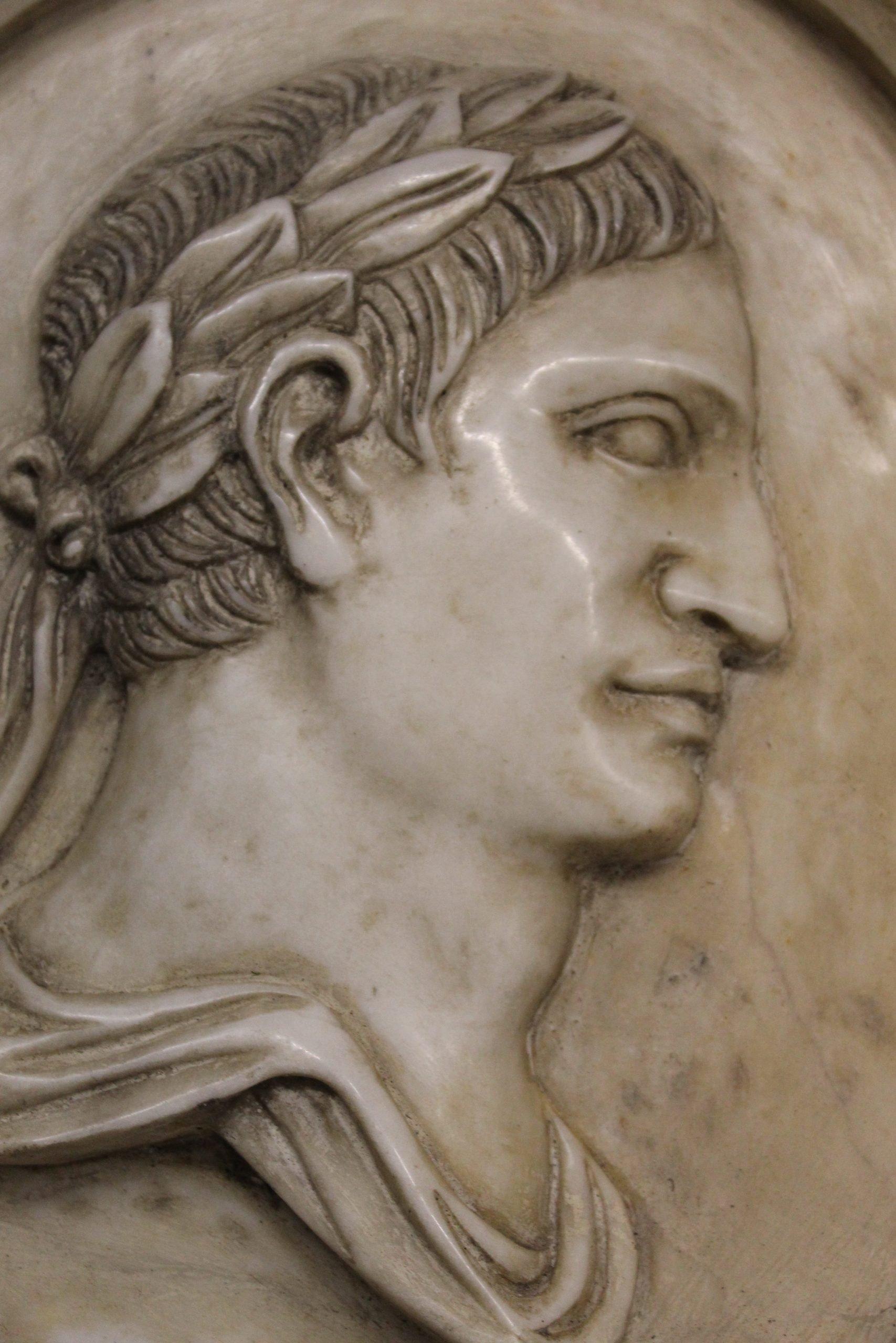 Relief, Bildhauerei, Kaiser Augustus und Galba im Angebot 2