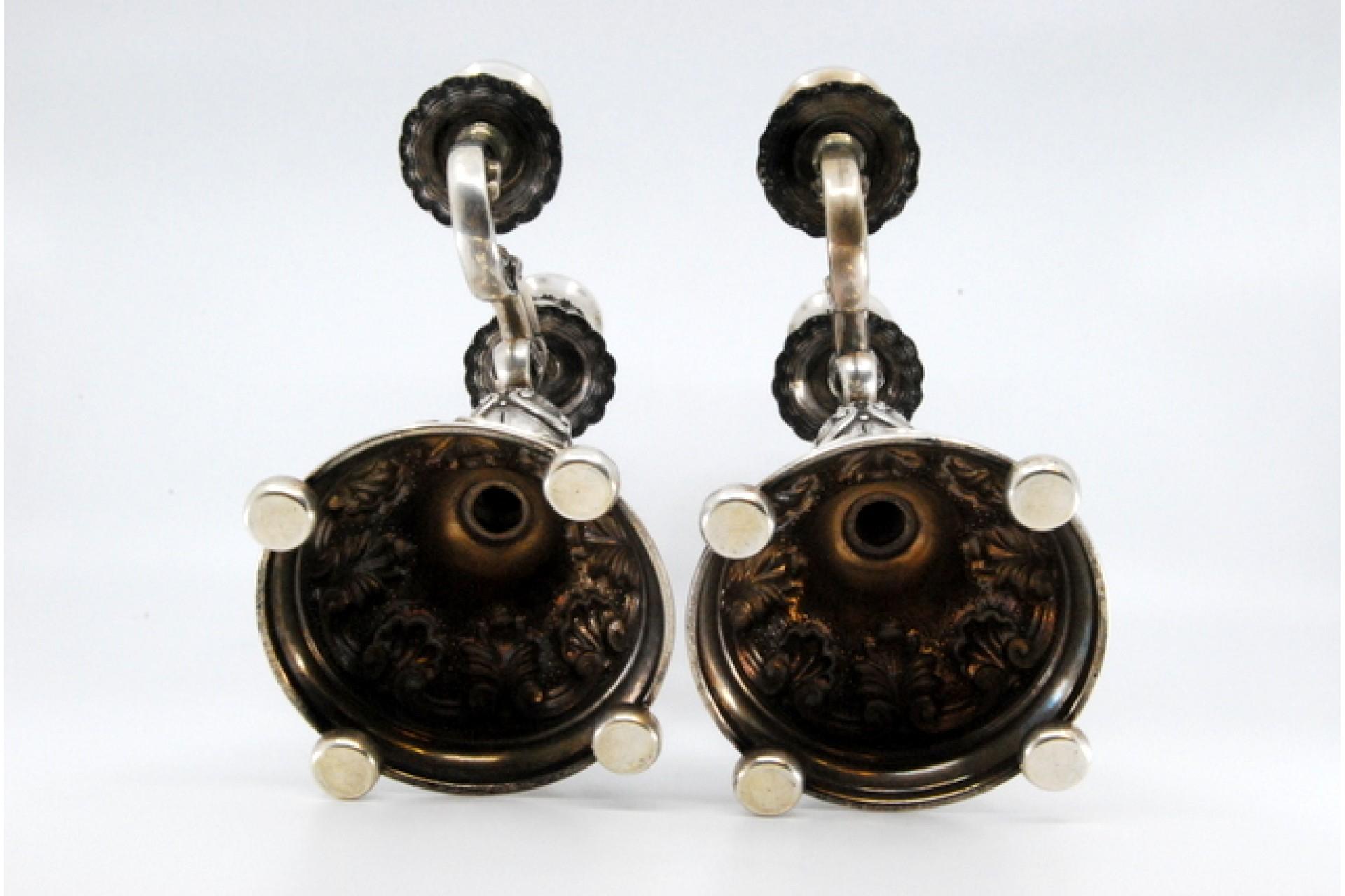 Relief silver candelabra with shells, three lights and circular bases with feet For Sale 4