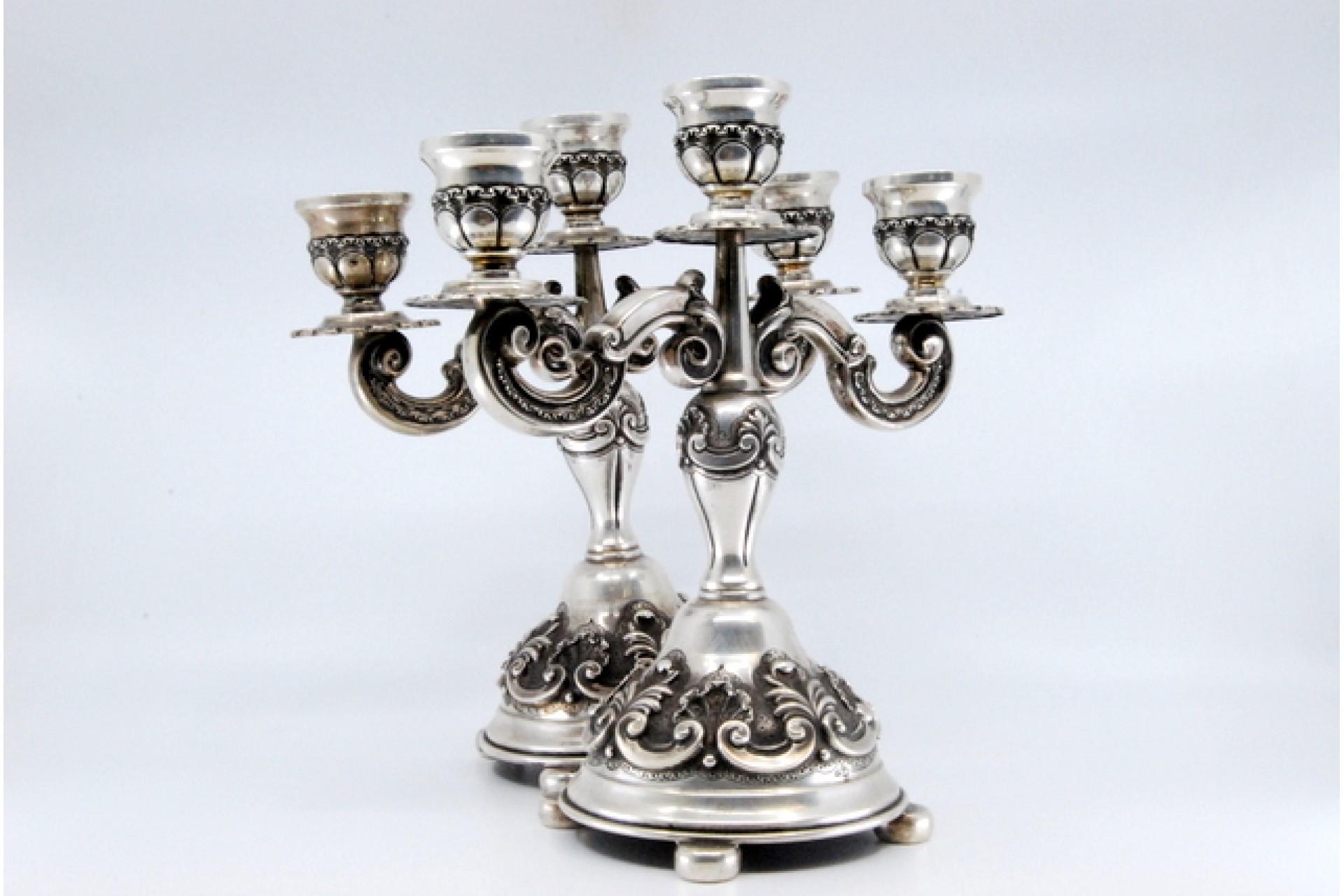 Relief silver candelabra with shells, three lights and circular bases with feet In Good Condition For Sale In Porto, PT