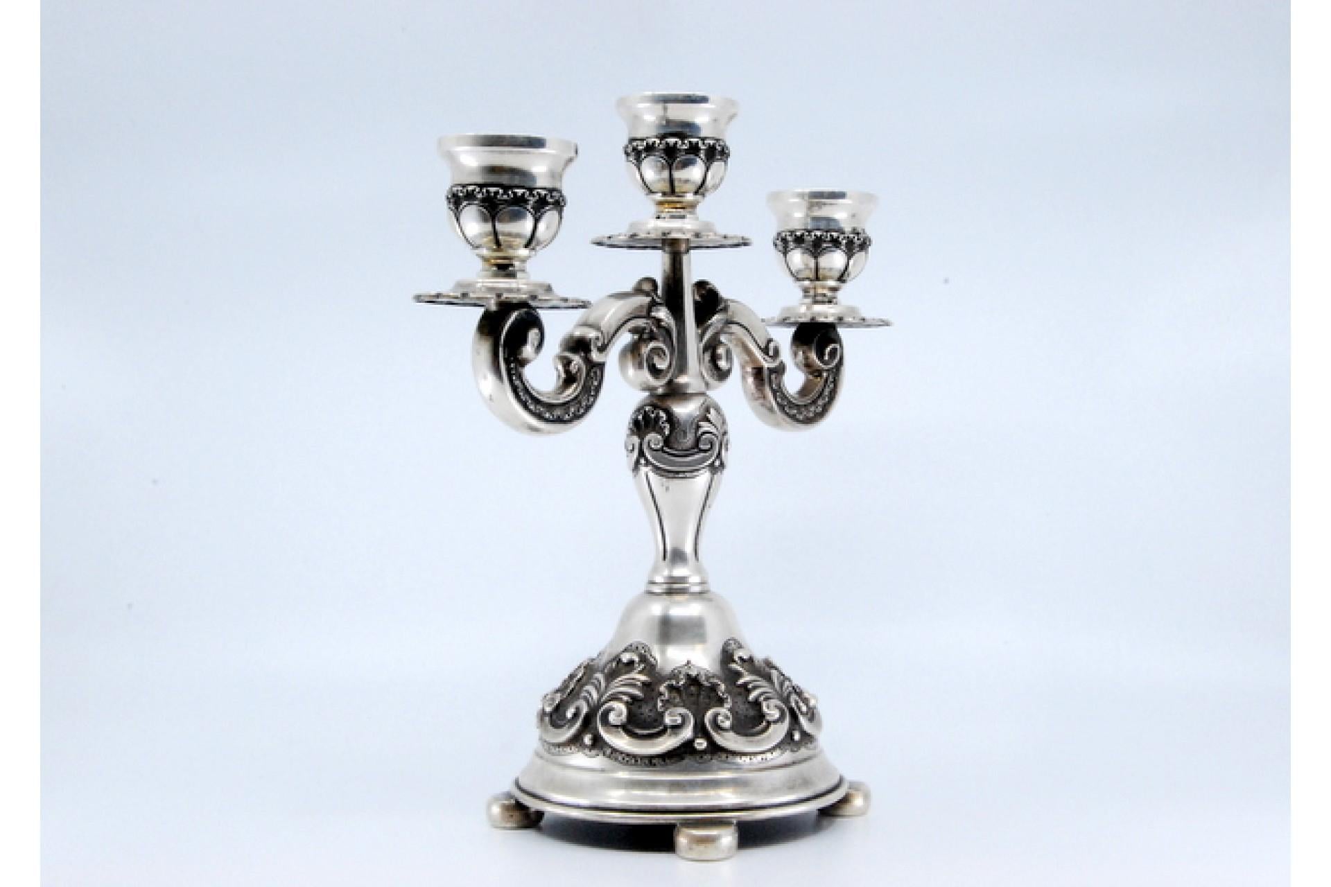 Relief silver candelabra with shells, three lights and circular bases with feet For Sale 1