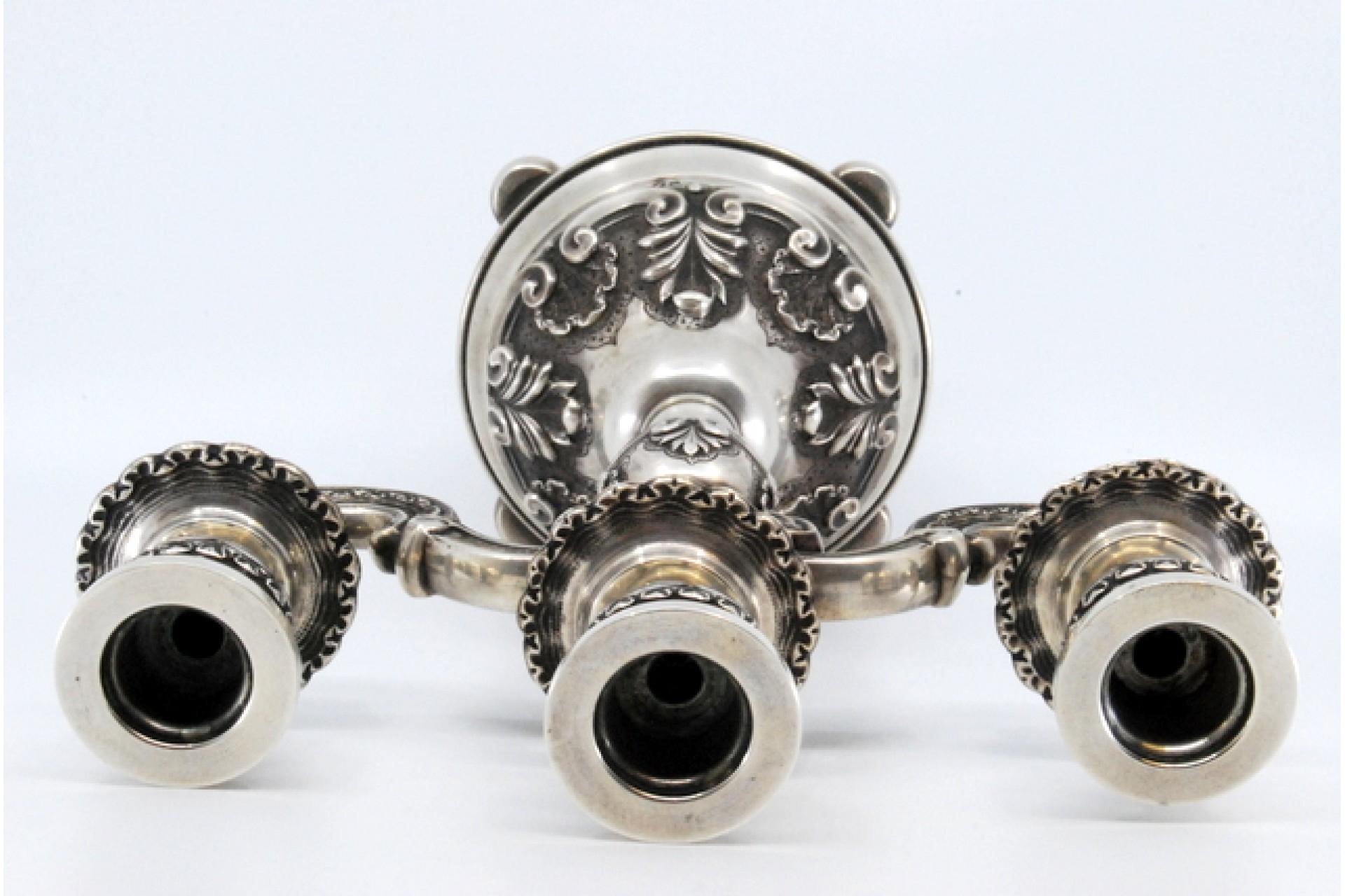 Relief silver candelabra with shells, three lights and circular bases with feet For Sale 2