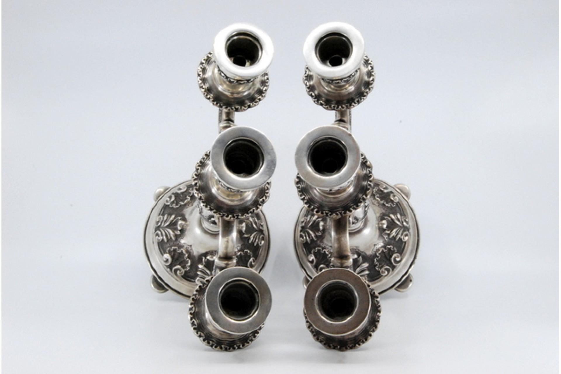 Relief silver candelabra with shells, three lights and circular bases with feet For Sale 3
