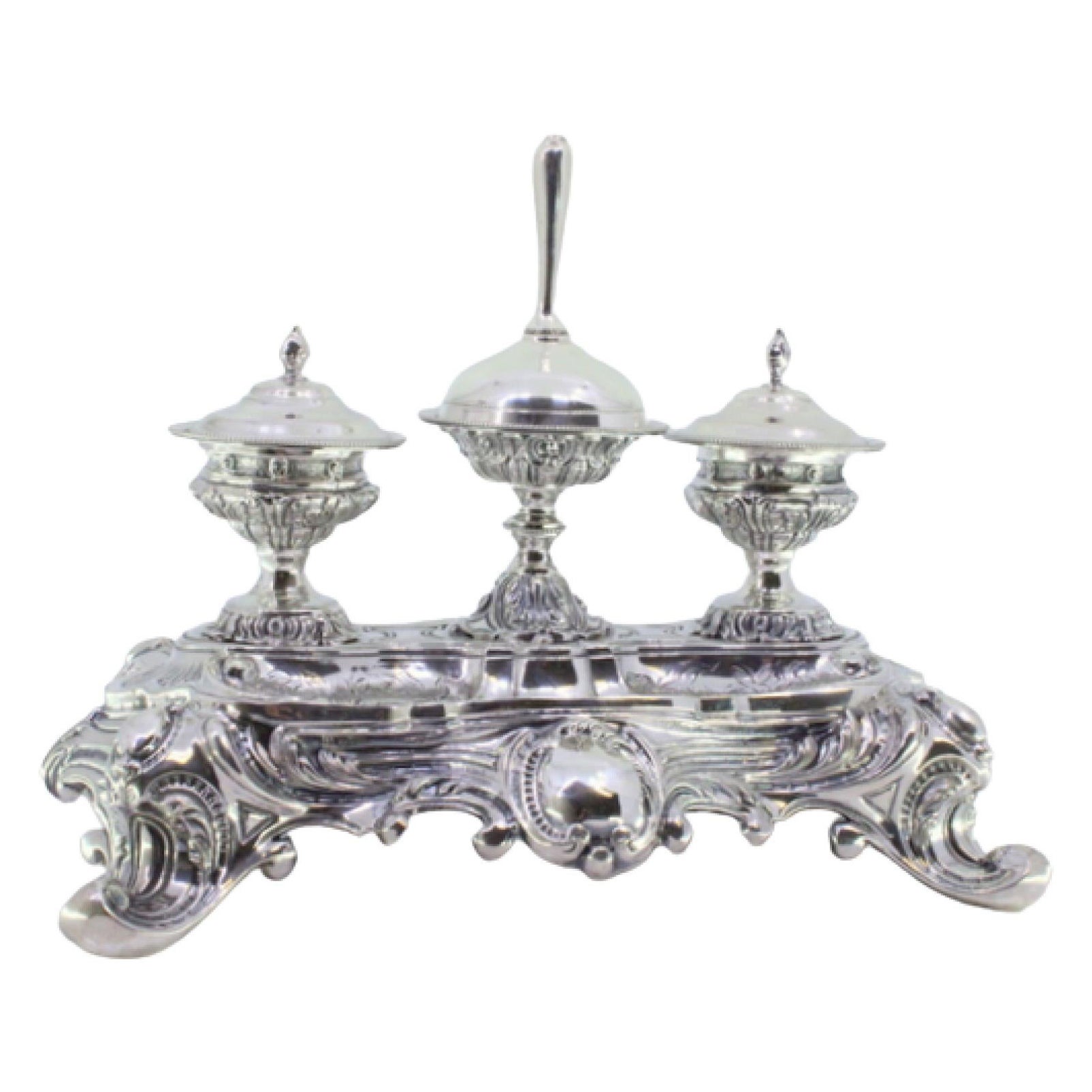 Relief silver inkwell with plant motifs, tanks 
four decorated feet