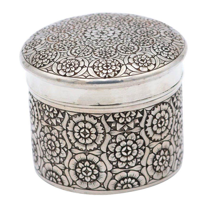 Olla de plata en relieve con figuras geométricas