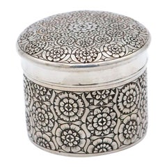 Olla de plata en relieve con figuras geométricas