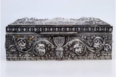 Tabaquera de plata en relieve con carabela, escudos y borde de cuerda