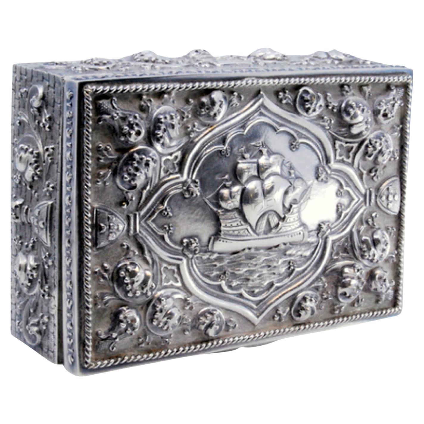 Tabatière en argent en relief avec caravelle, boucliers et bordure en corde en vente