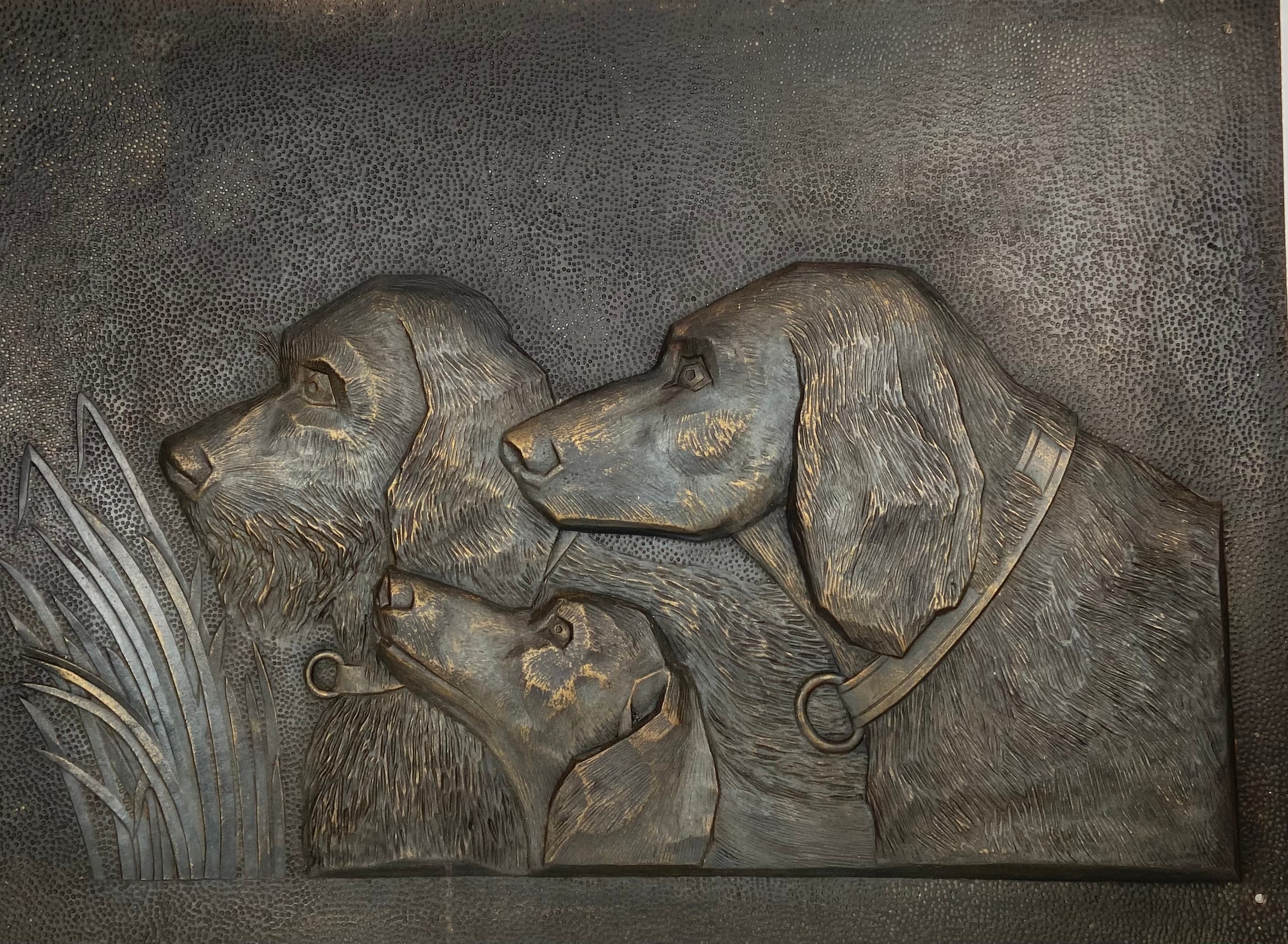 Relief avec 3 têtes de chiens