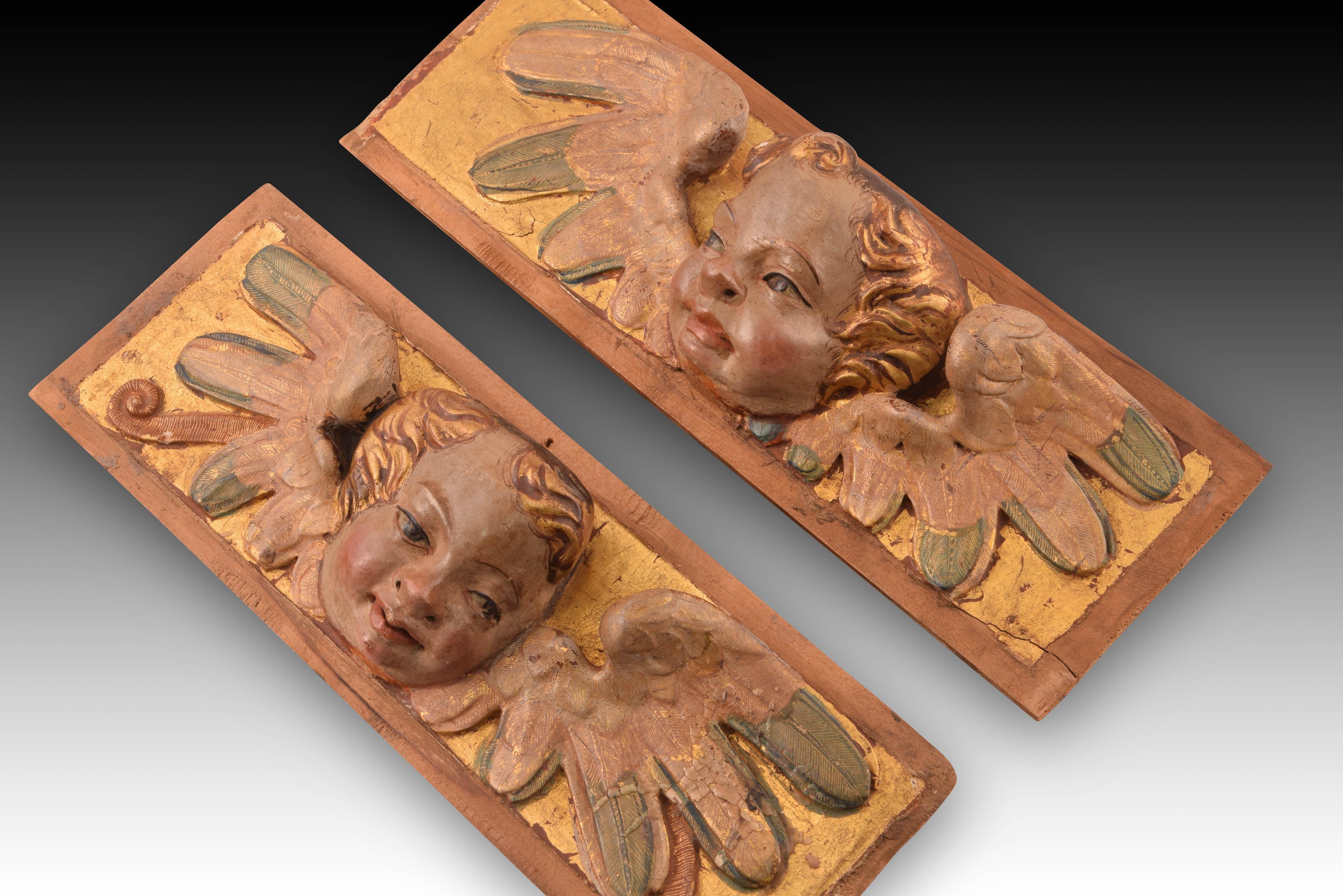 Reliefs with heads of angels. Polychrome and gilded wood. Spanish school, 16th century.
 Pair of rectangular boards with a hanging ring on the back that present, on the front, two deep figurative reliefs. On a golden background, two winged