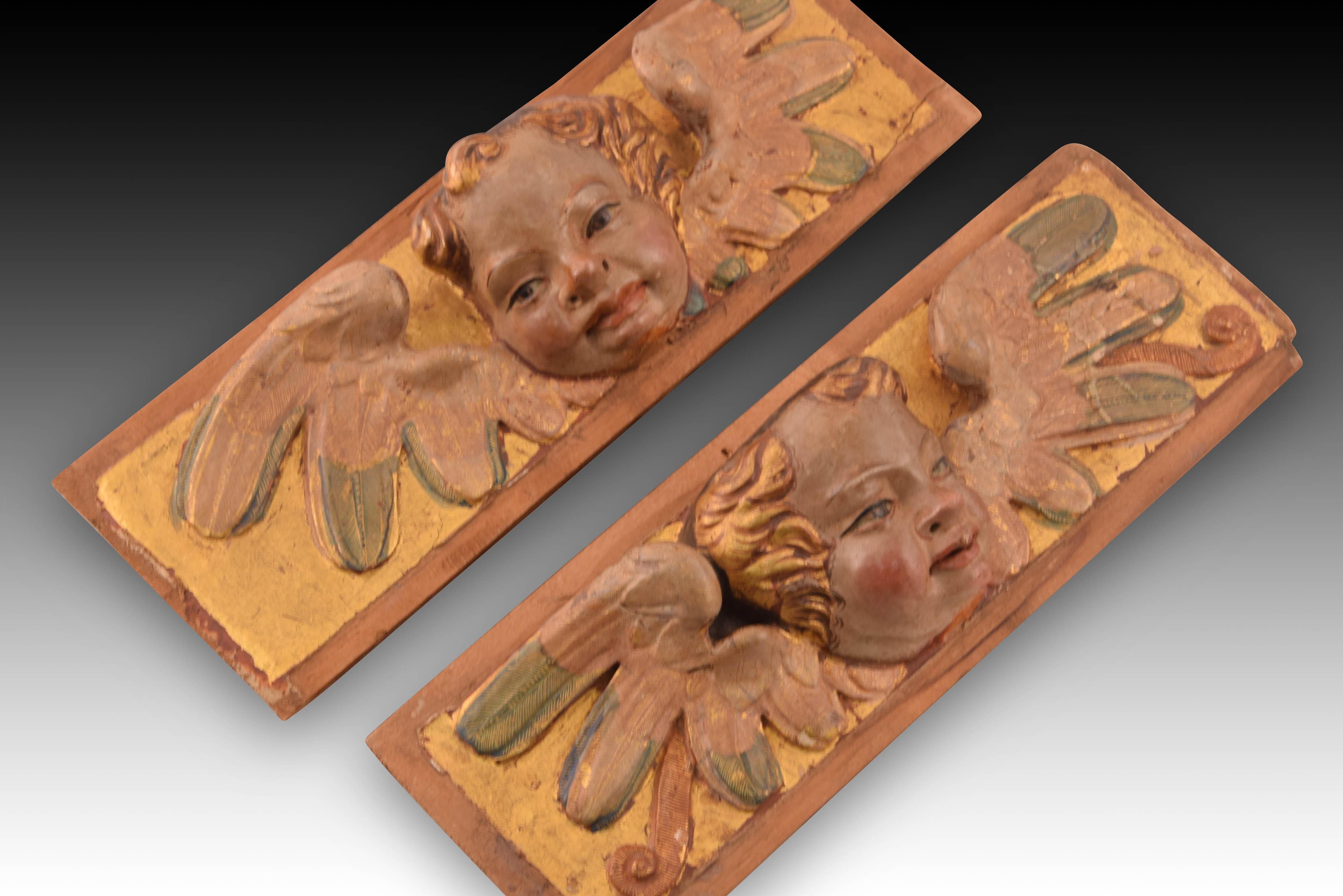 Renaissance Reliefs avec têtes d'anges. Wood Wood polychrome et doré. École espagnole, 16e siècle en vente
