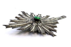 Relieved silver splendor with fake green stone in a cut form