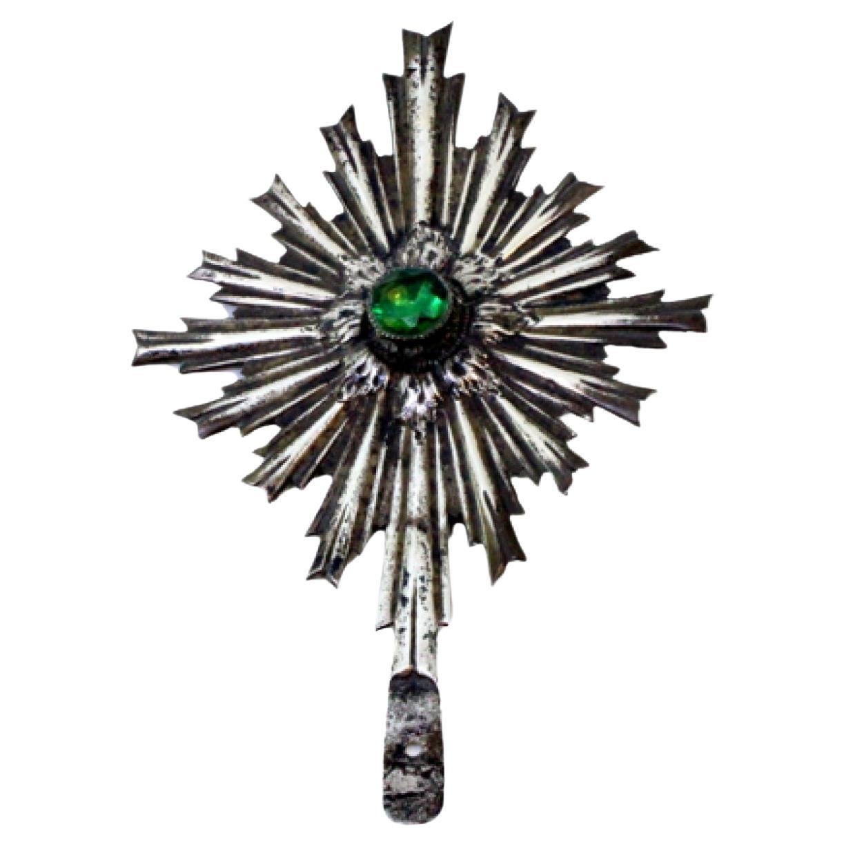 Relieved silver splendor with fake green stone in a cut form