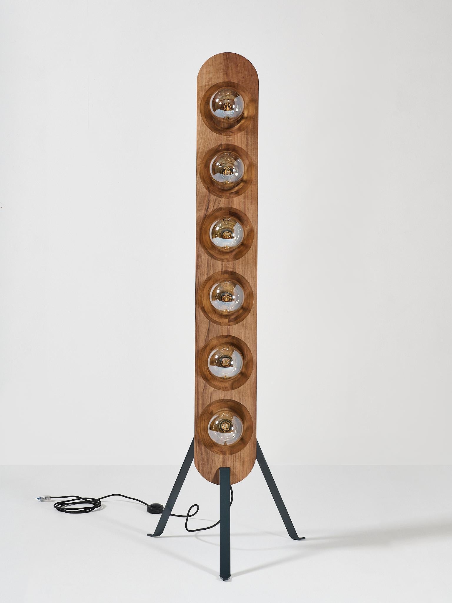 La lampe Relife porte un nom symbolique car, à un objet ancien, dans lequel on pétrissait le pain et qu'on laissait lever, on insufflait ce qu'on appelle la 