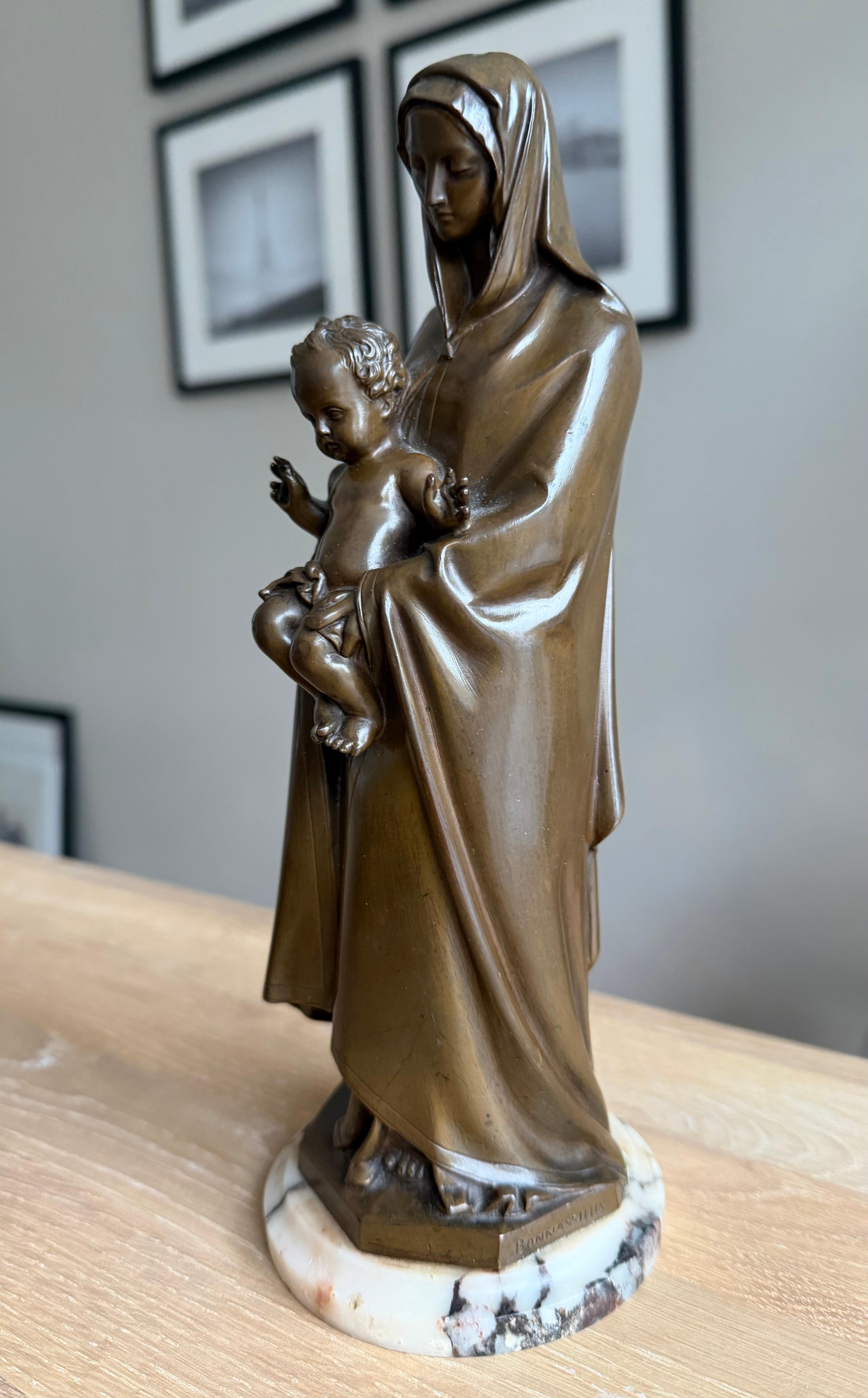 Sculpture religieuse Marie et Child en bronze fin, montée sur un socle en marbre en vente 2