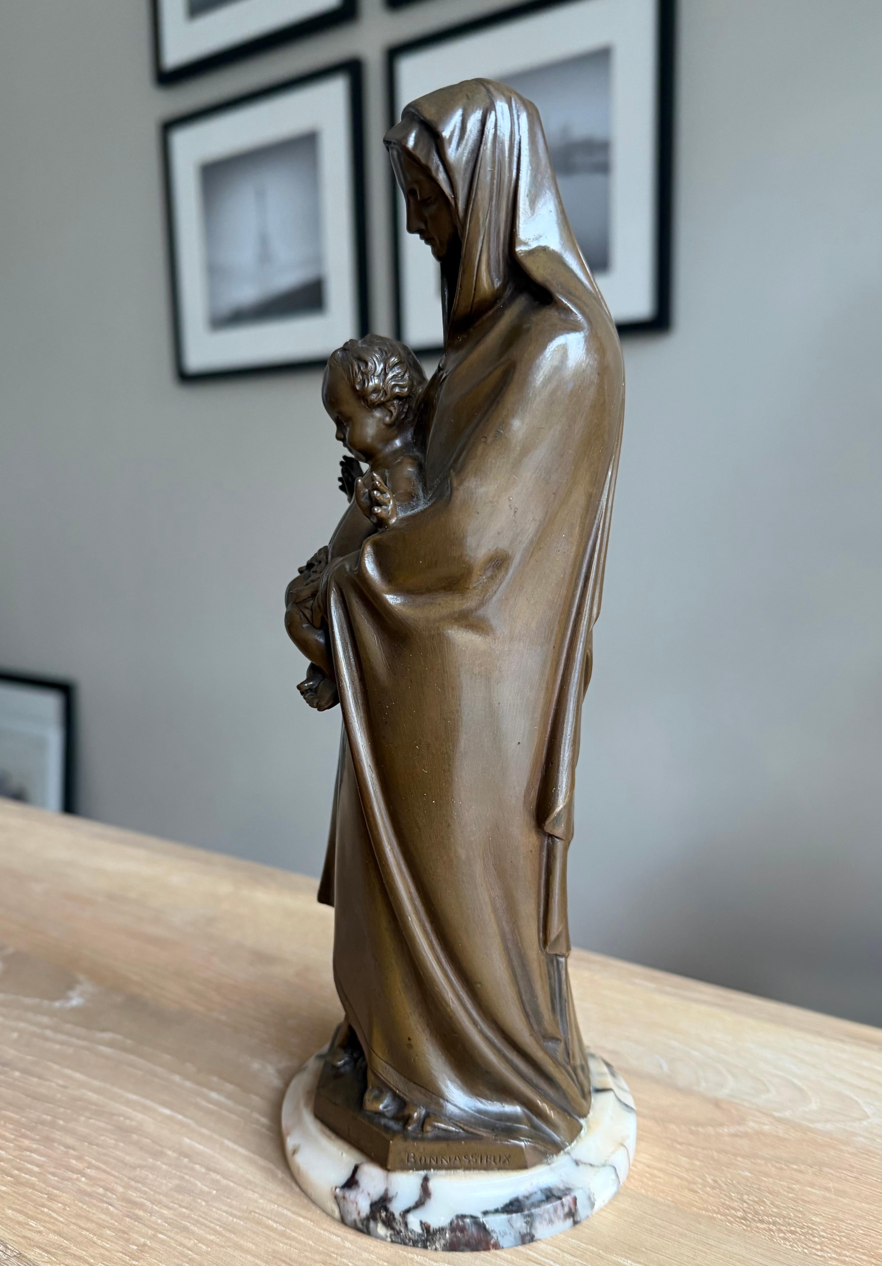 Sculpture religieuse Marie et Child en bronze fin, montée sur un socle en marbre en vente 1
