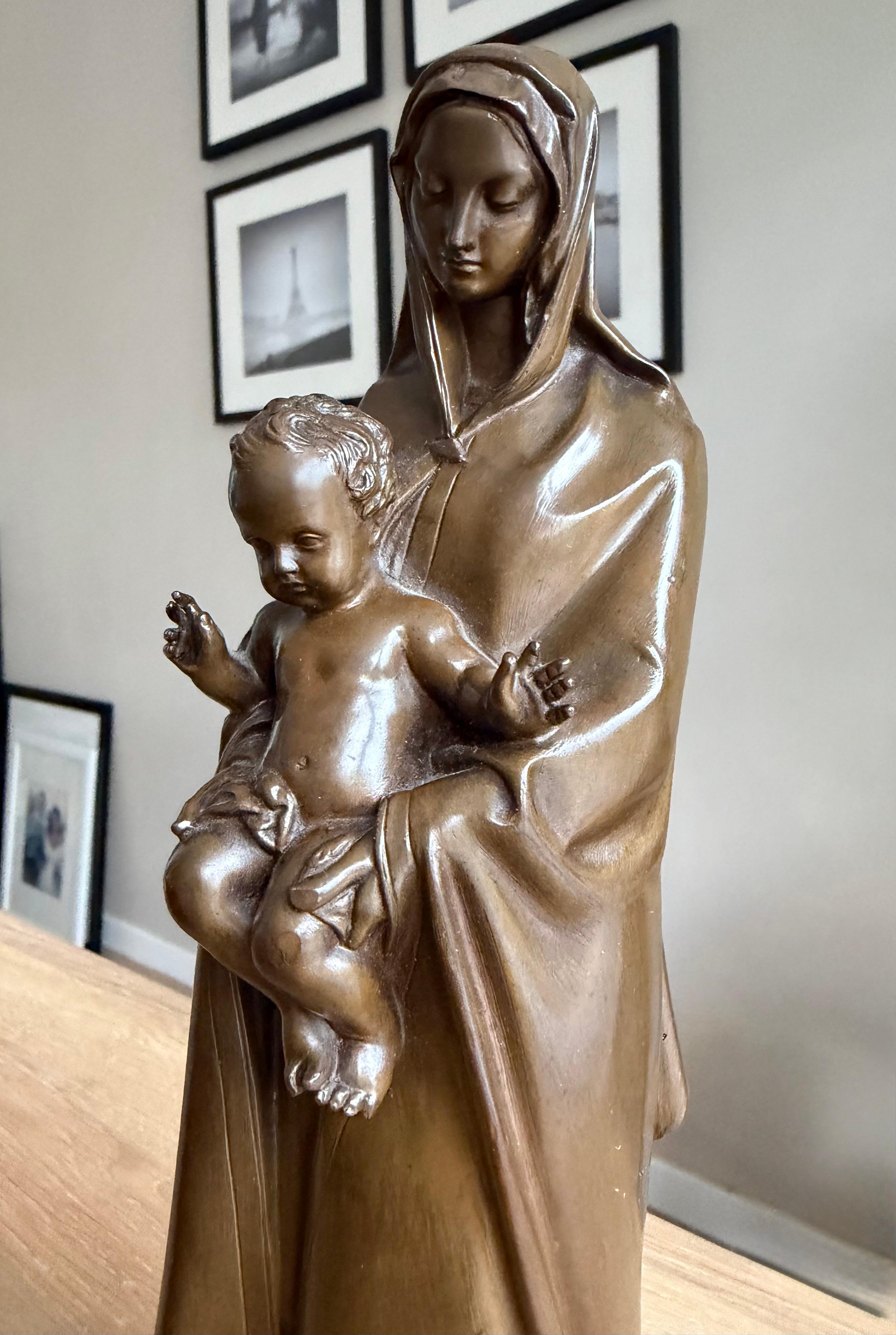 Sculpture religieuse Marie et Child en bronze fin, montée sur un socle en marbre en vente 3