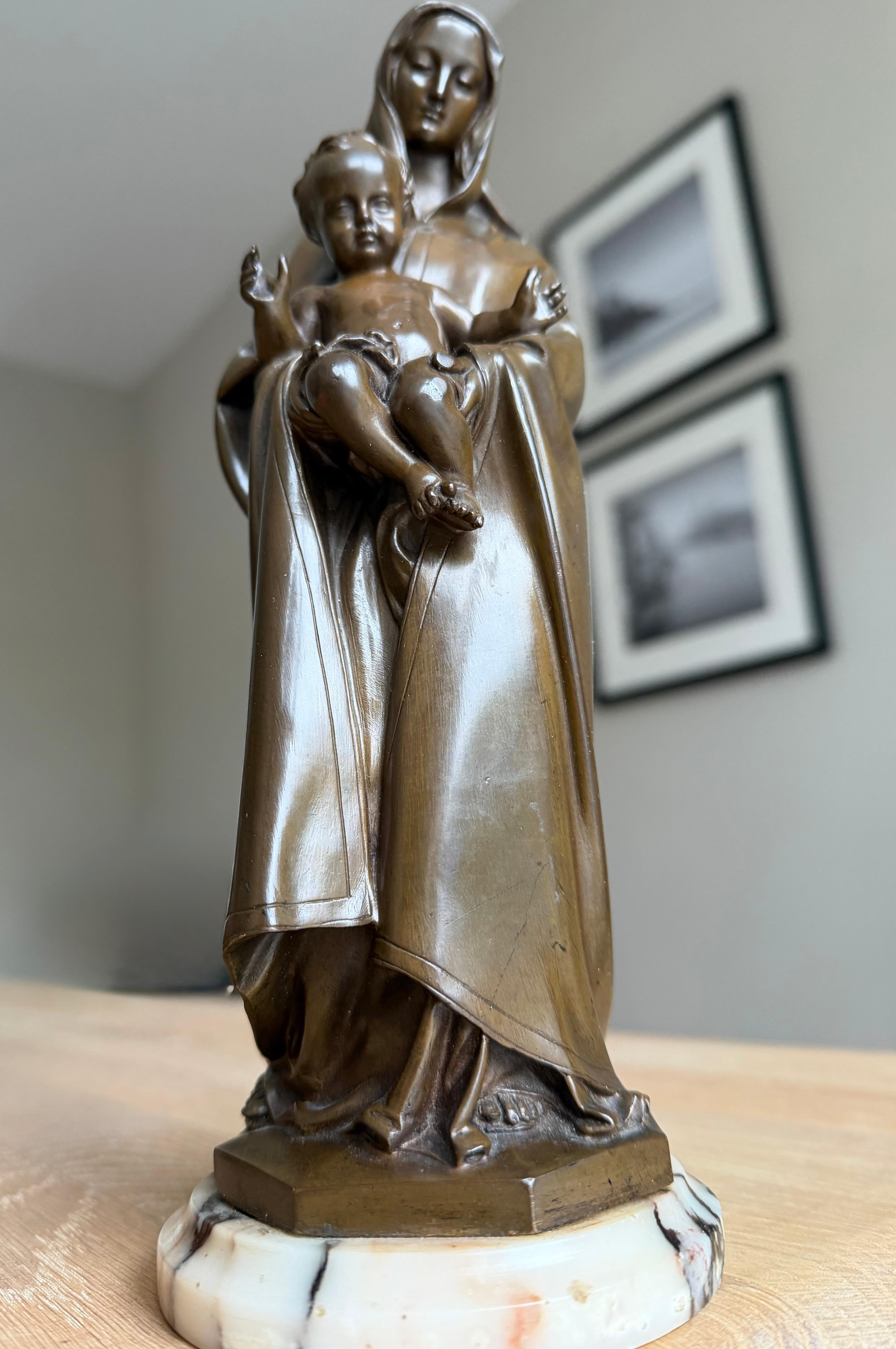 Sculpture religieuse Marie et Child en bronze fin, montée sur un socle en marbre en vente 7