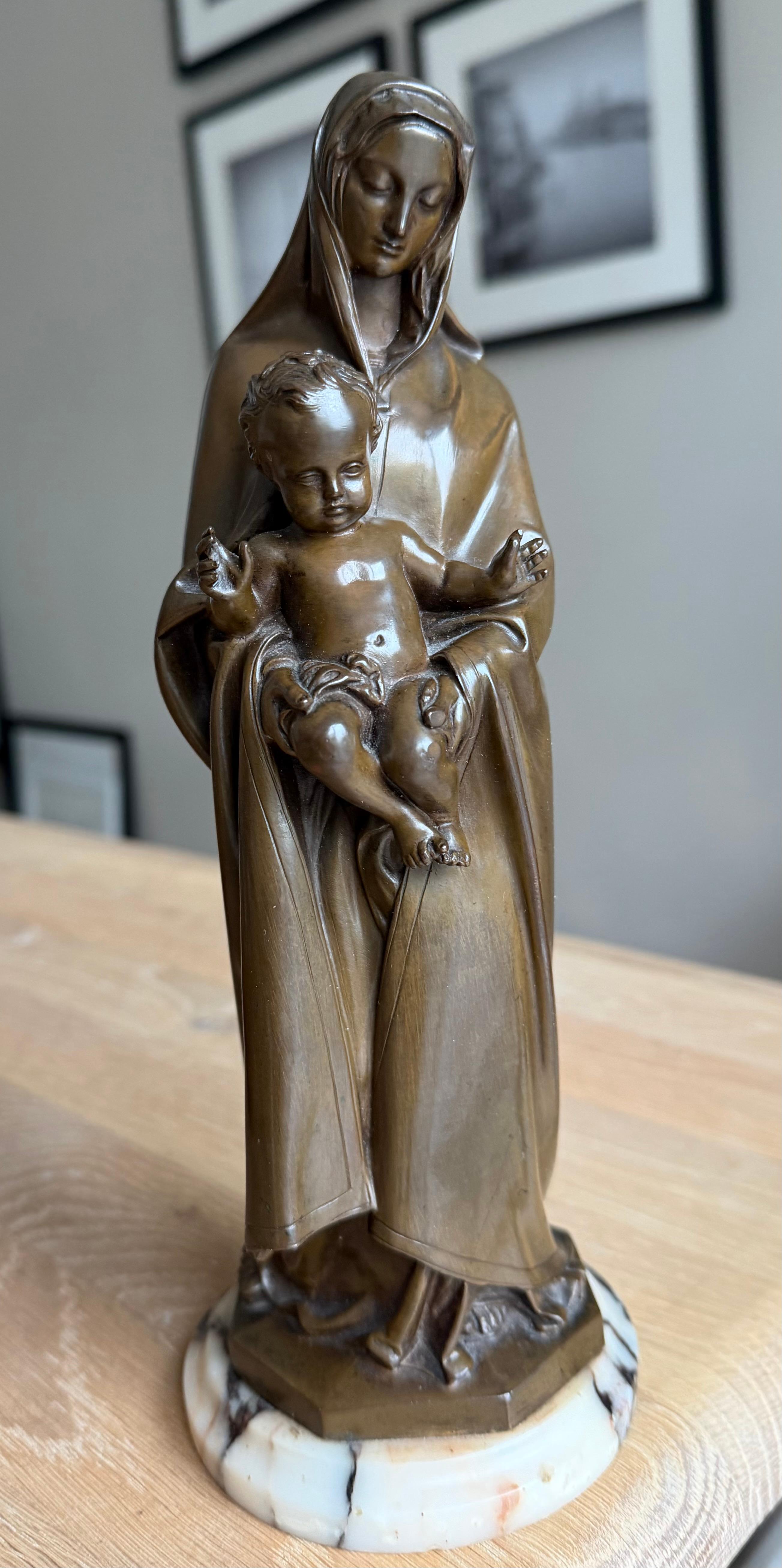 Sculpture religieuse Marie et Child en bronze fin, montée sur un socle en marbre en vente 8