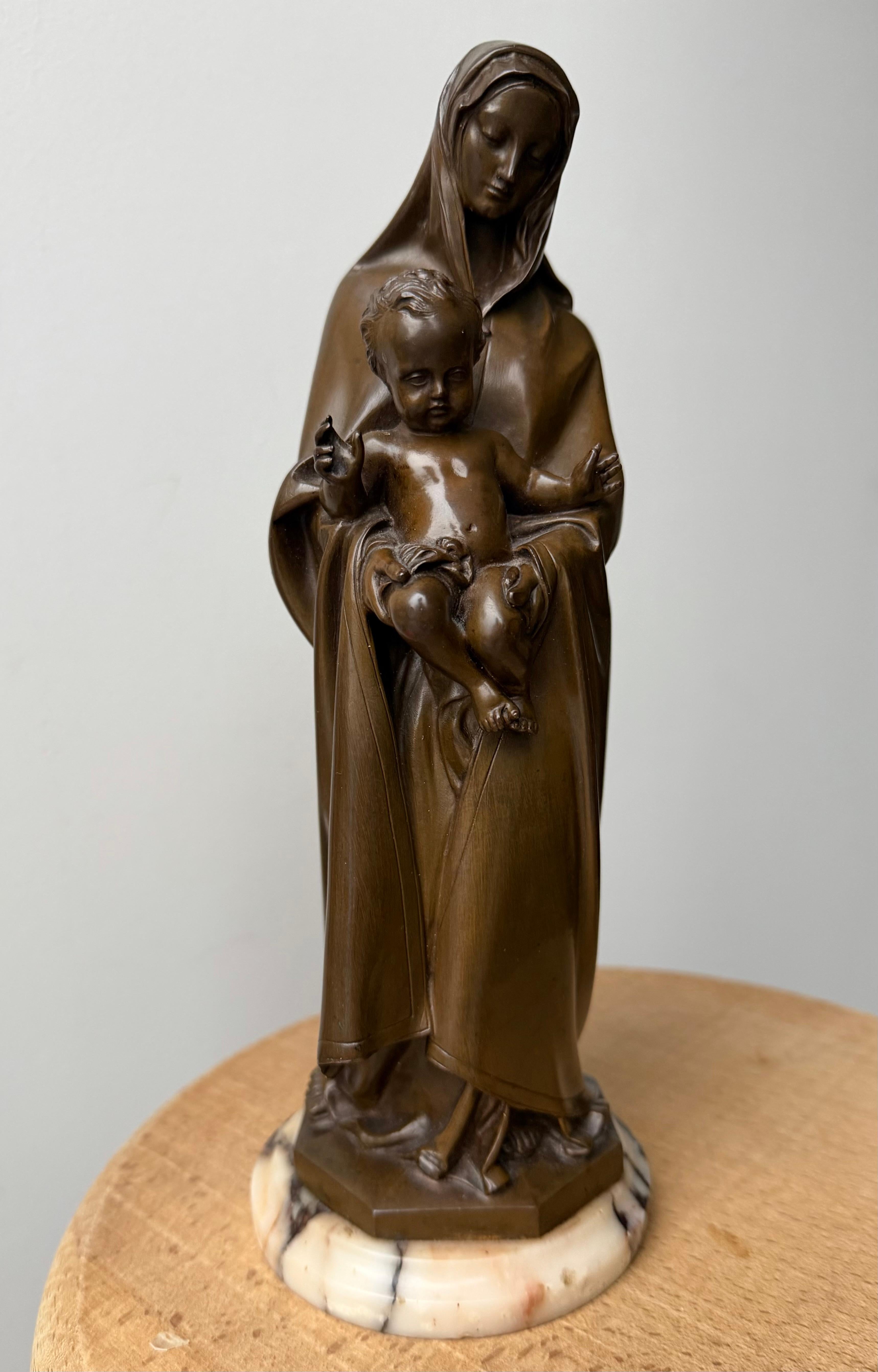 Sculpture religieuse Marie et Child en bronze fin, montée sur un socle en marbre en vente 9