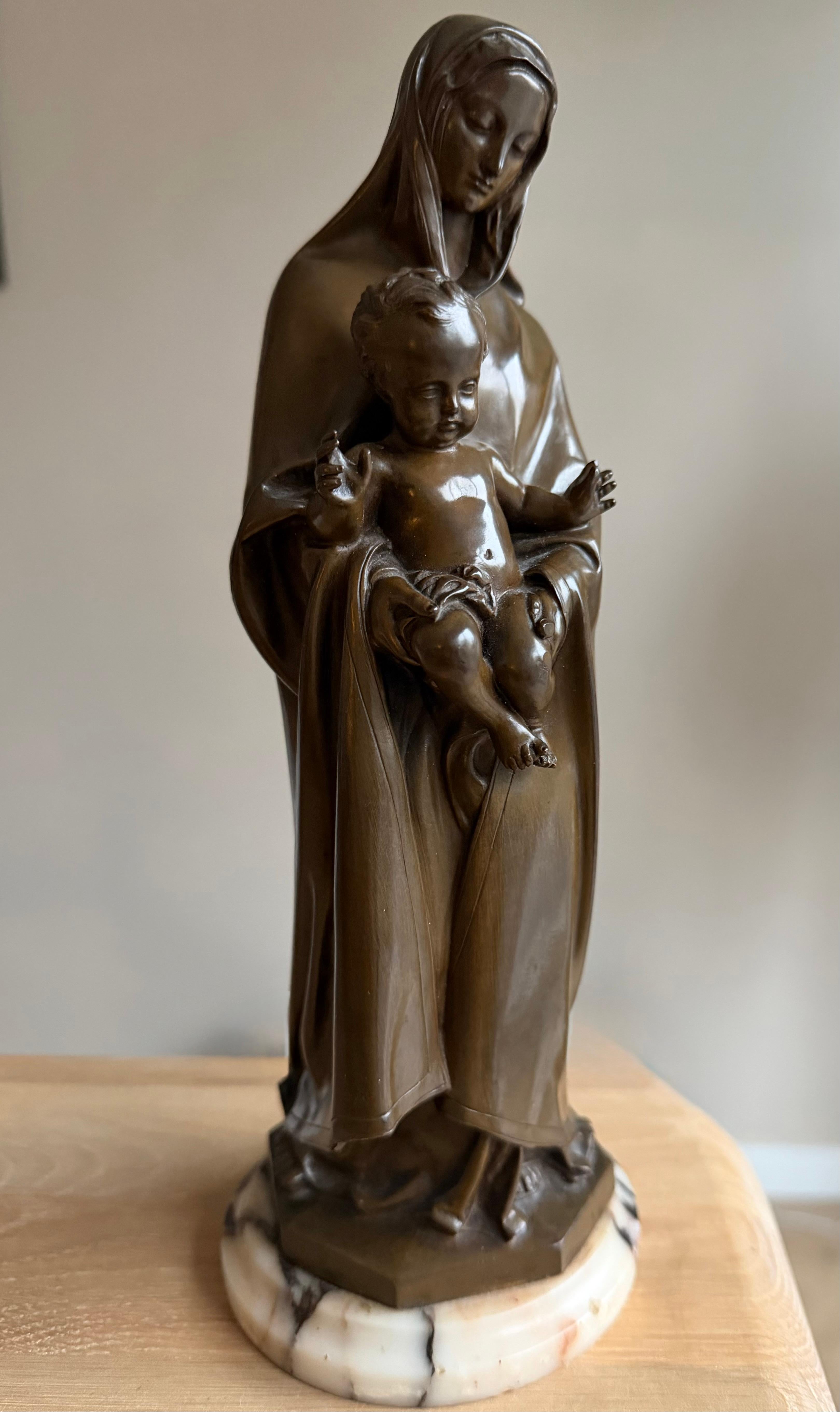 Sculpture religieuse Marie et Child en bronze fin, montée sur un socle en marbre en vente 10
