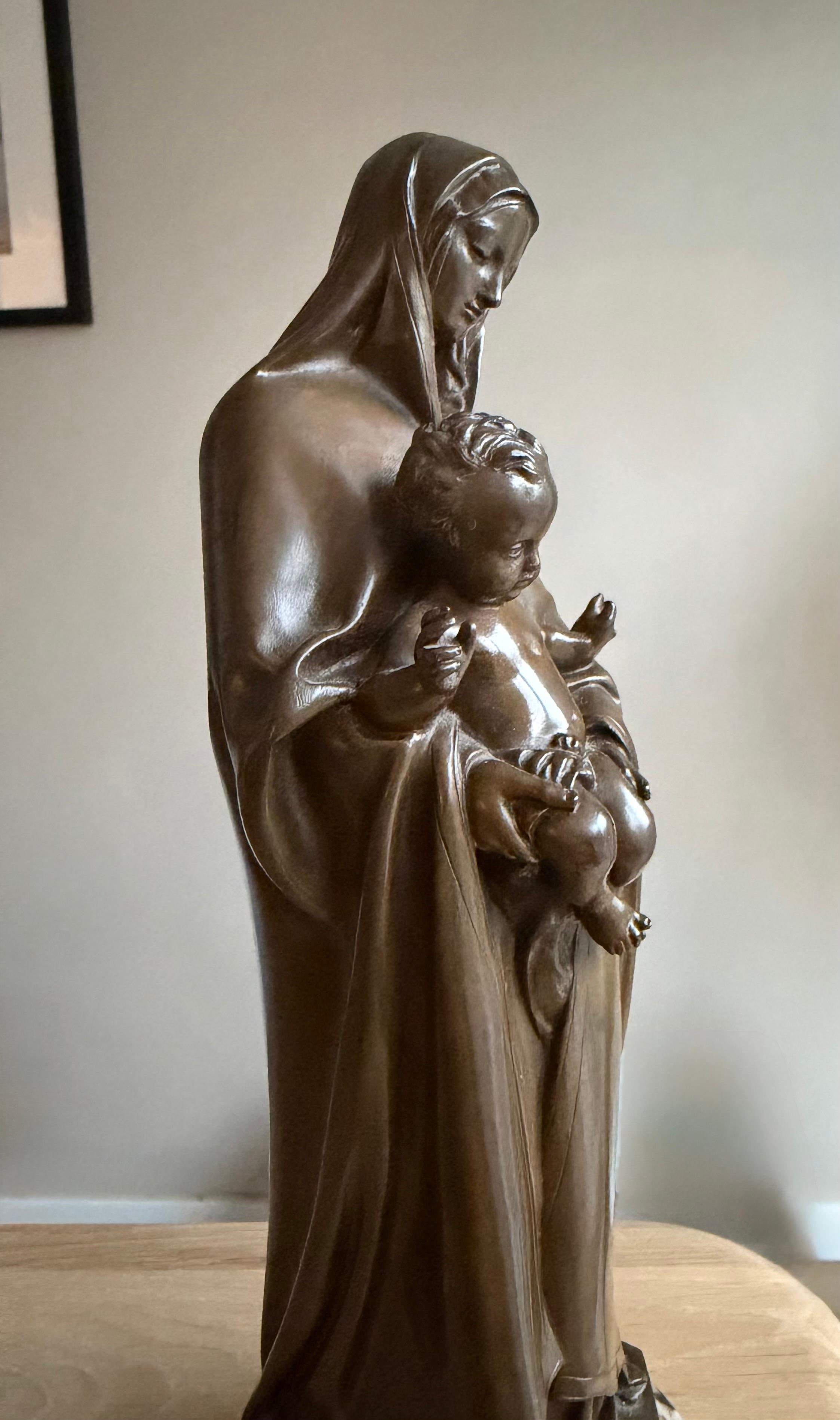 Sculpture religieuse Marie et Child en bronze fin, montée sur un socle en marbre en vente 11