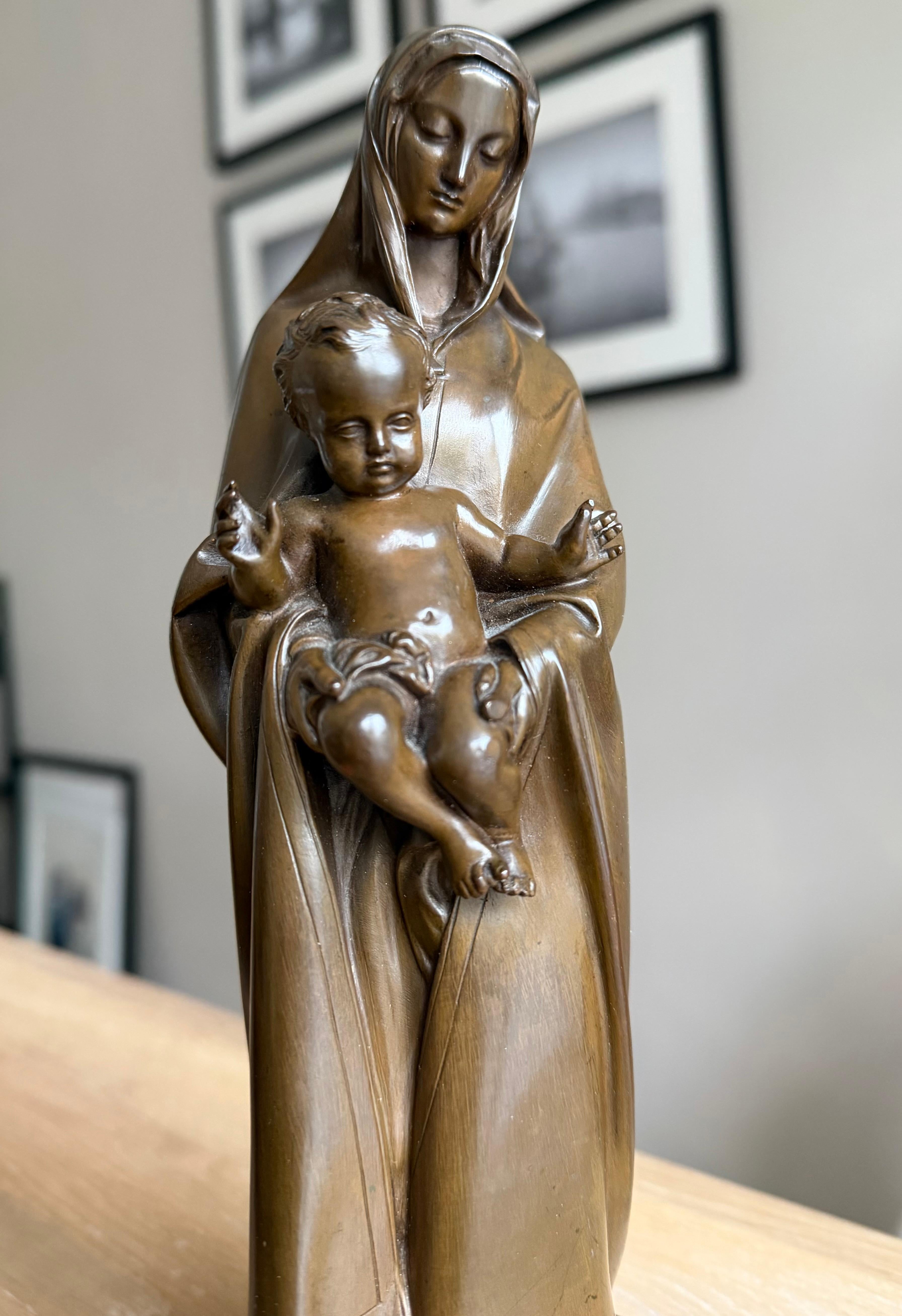 Néo-gothique Sculpture religieuse Marie et Child en bronze fin, montée sur un socle en marbre en vente