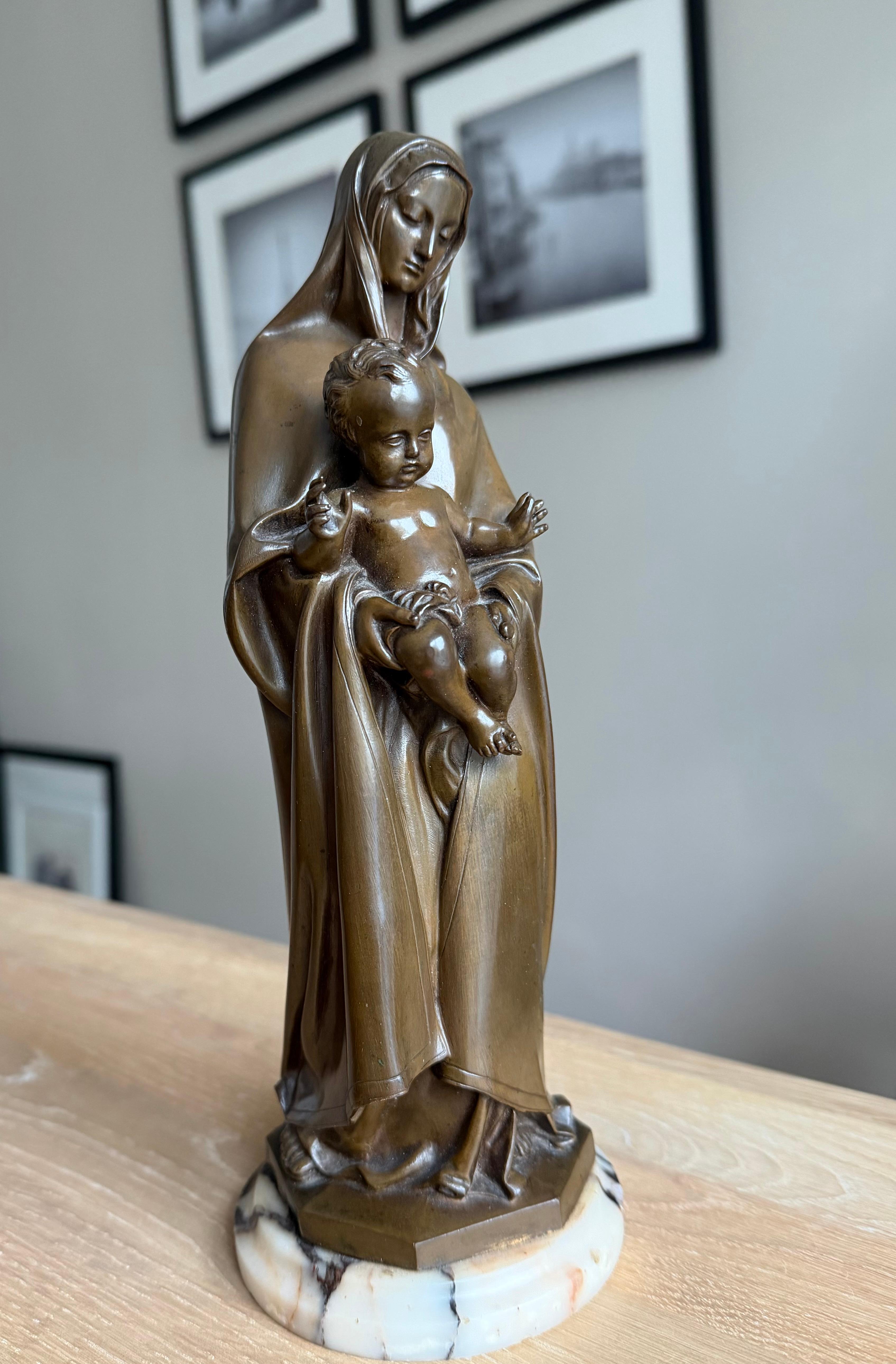 Français Sculpture religieuse Marie et Child en bronze fin, montée sur un socle en marbre en vente