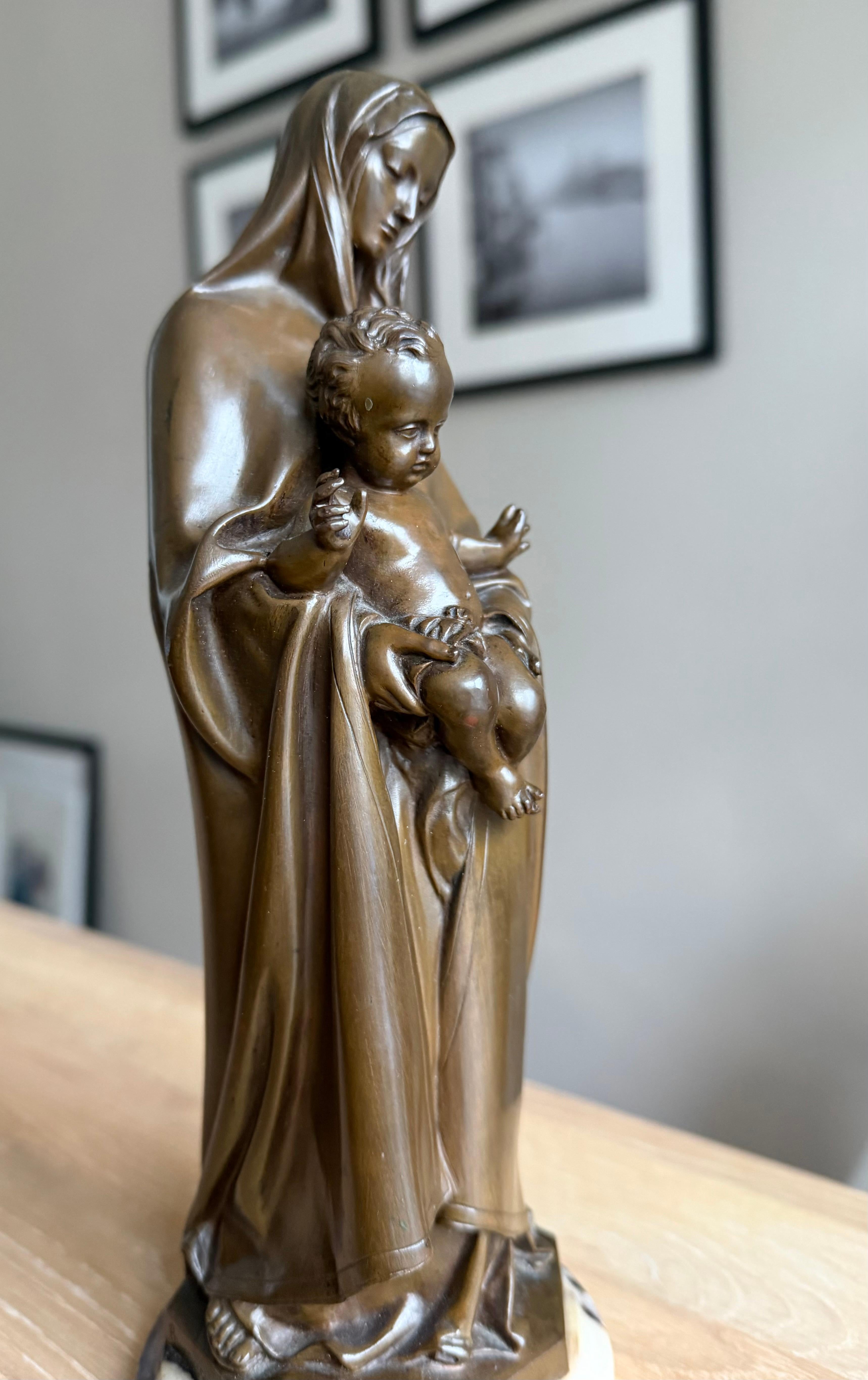 Fait main Sculpture religieuse Marie et Child en bronze fin, montée sur un socle en marbre en vente