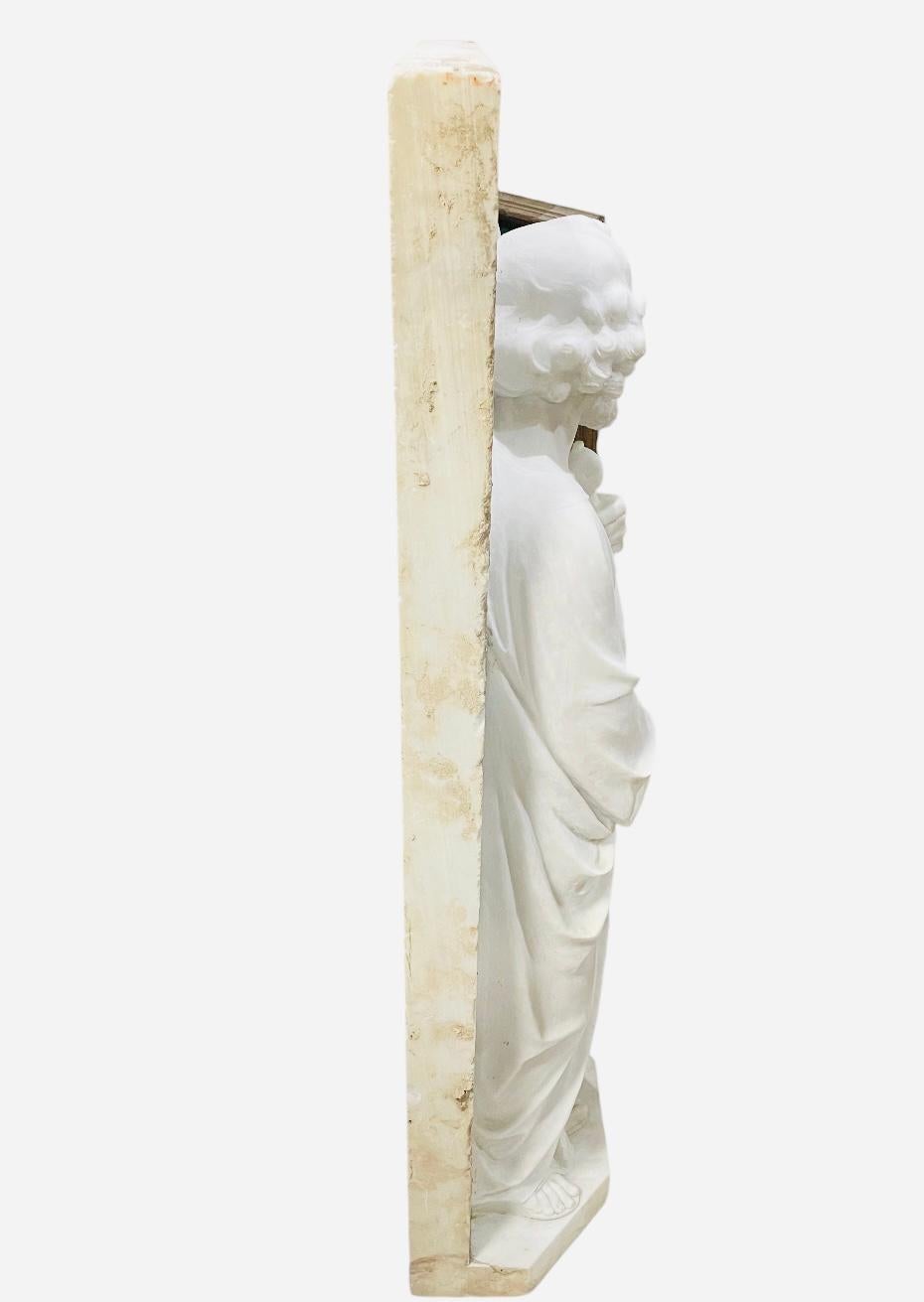 Questo è un basamento in marmo di due apostoli. Raffigura un grande e pesante bassorilievo/scultura in marmo bianco di Carrara raffigurante due apostoli in piedi insieme. Quello di sinistra è Saint Peters che tiene le chiavi del cielo e l'altro è