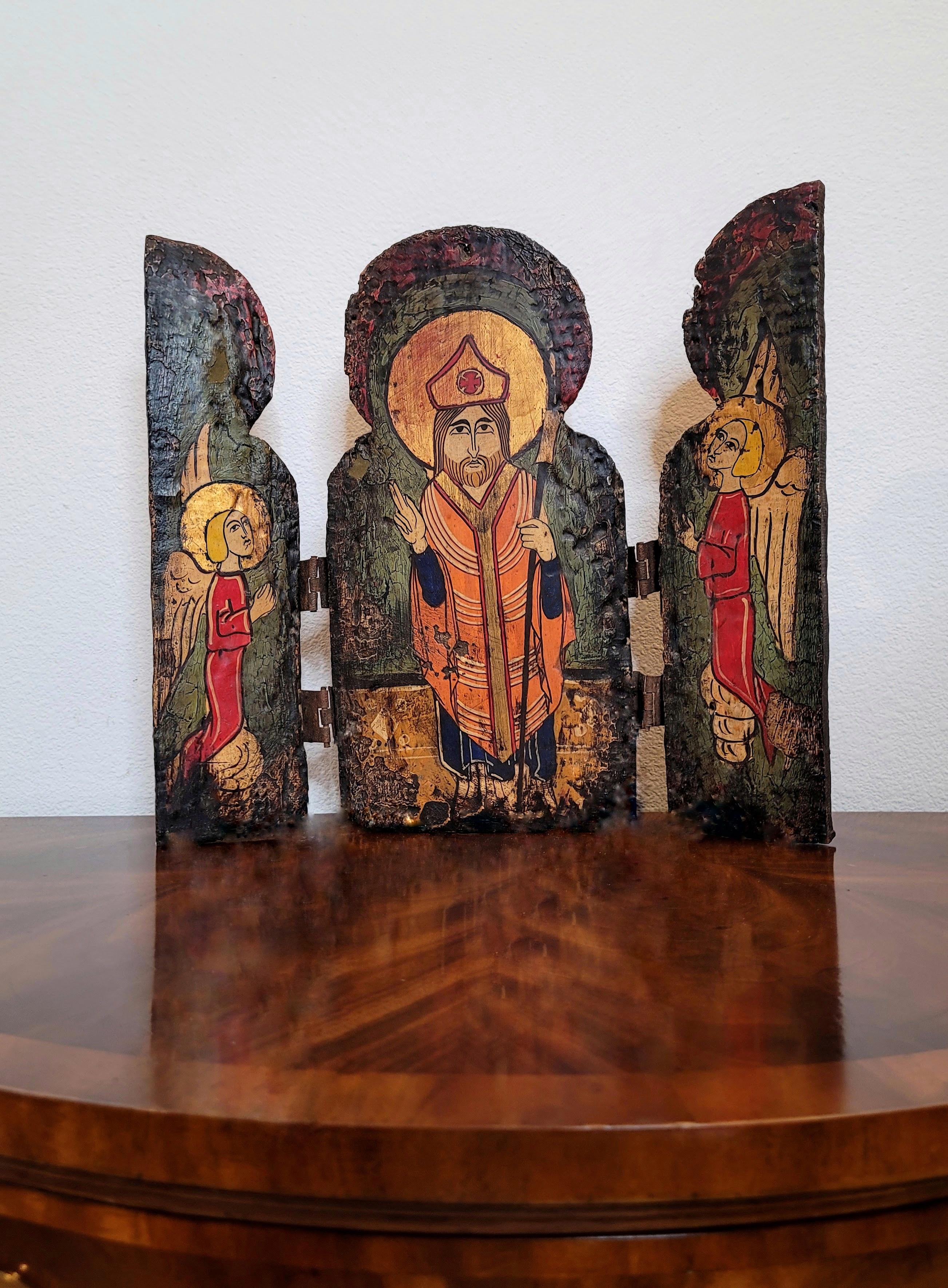 Antiker geschnitzter polychrom bemalter Tafel Devotionaler Icon Triptychon-Altarbild   (Rustikal) im Angebot