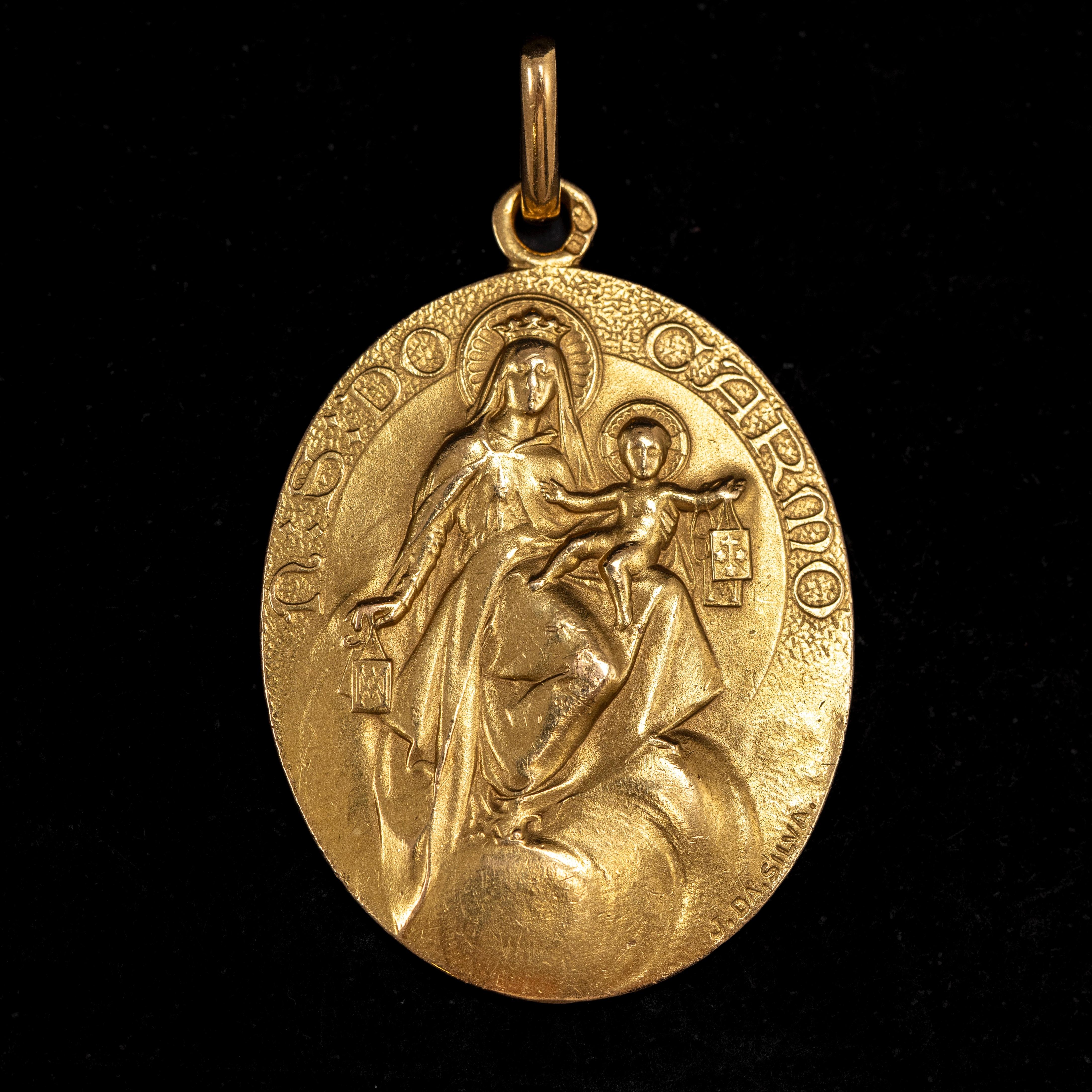 Pendentif médaillon ovale religieux Nossa Senhora do Carmo en or jaune 19,2 carats, signé 