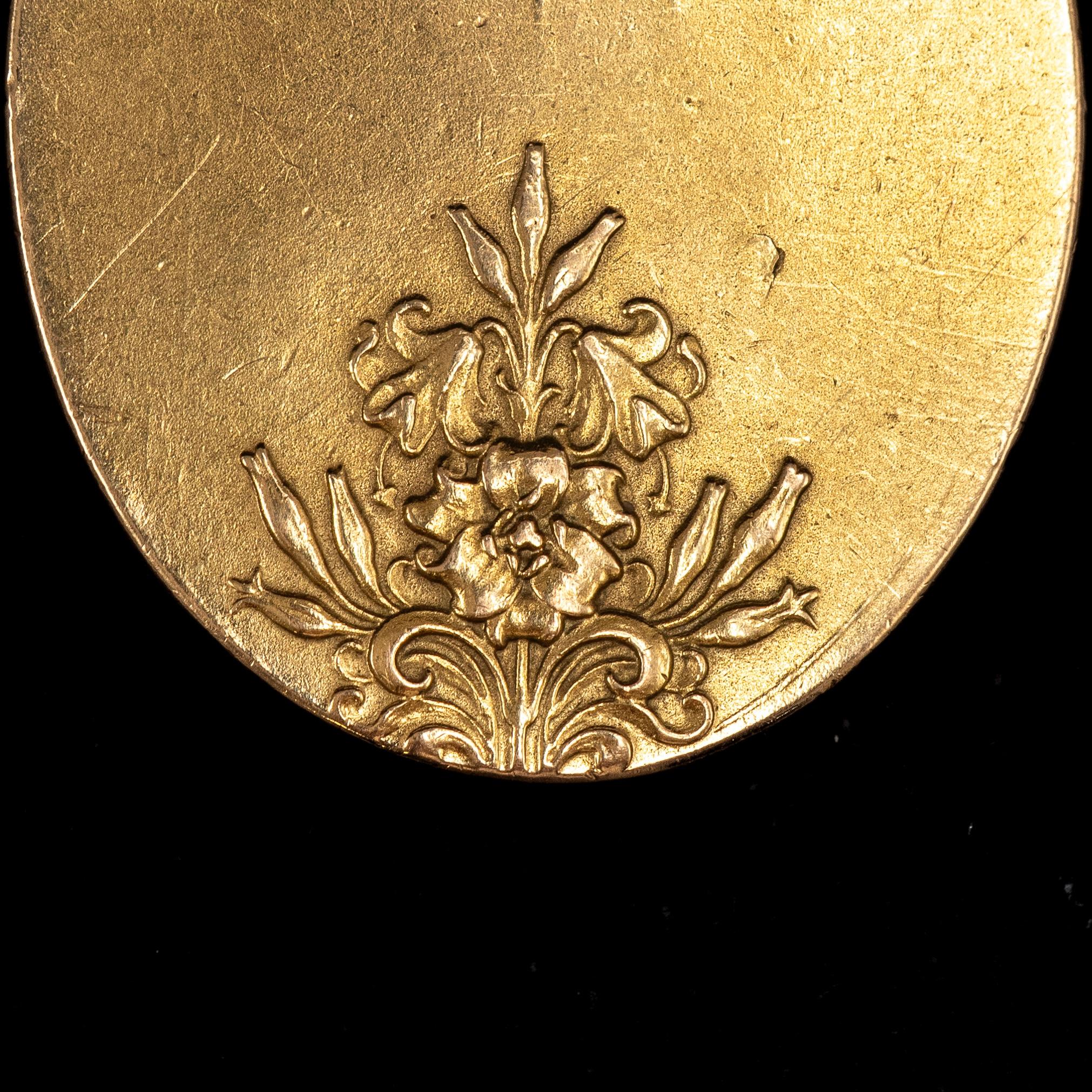 Pendentif Médaillon ovale Religieuse Madone Vierge Marie Christ Or Jaune 19.2K en vente 2