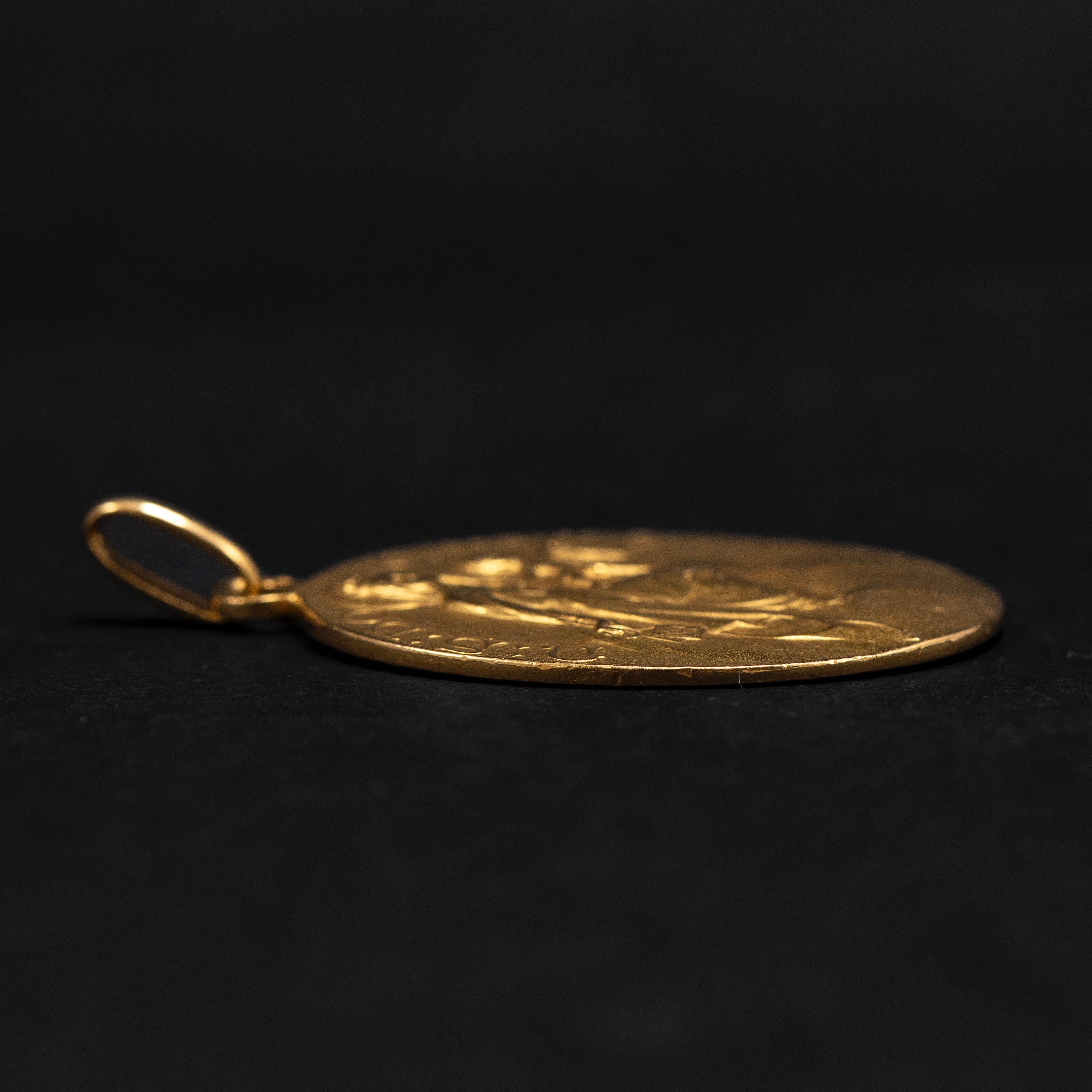 Pendentif Médaillon ovale Religieuse Madone Vierge Marie Christ Or Jaune 19.2K en vente 3